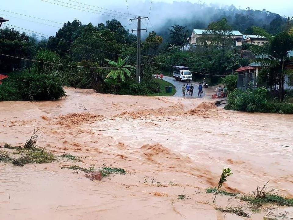 Mưa lớn, Quảng Nam sơ tán hàng ngàn người dân đề phòng sạt lở - Ảnh 4.