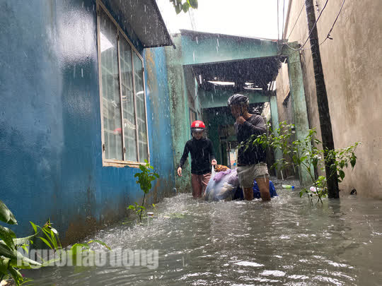 Khu dân cư ngập sâu giữa trung tâm Đà Nẵng - Ảnh 9.