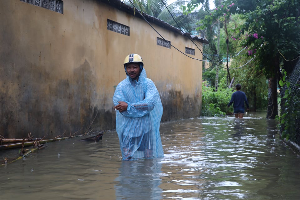 Mưa lớn, Quảng Nam sơ tán hàng ngàn người dân đề phòng sạt lở - Ảnh 8.