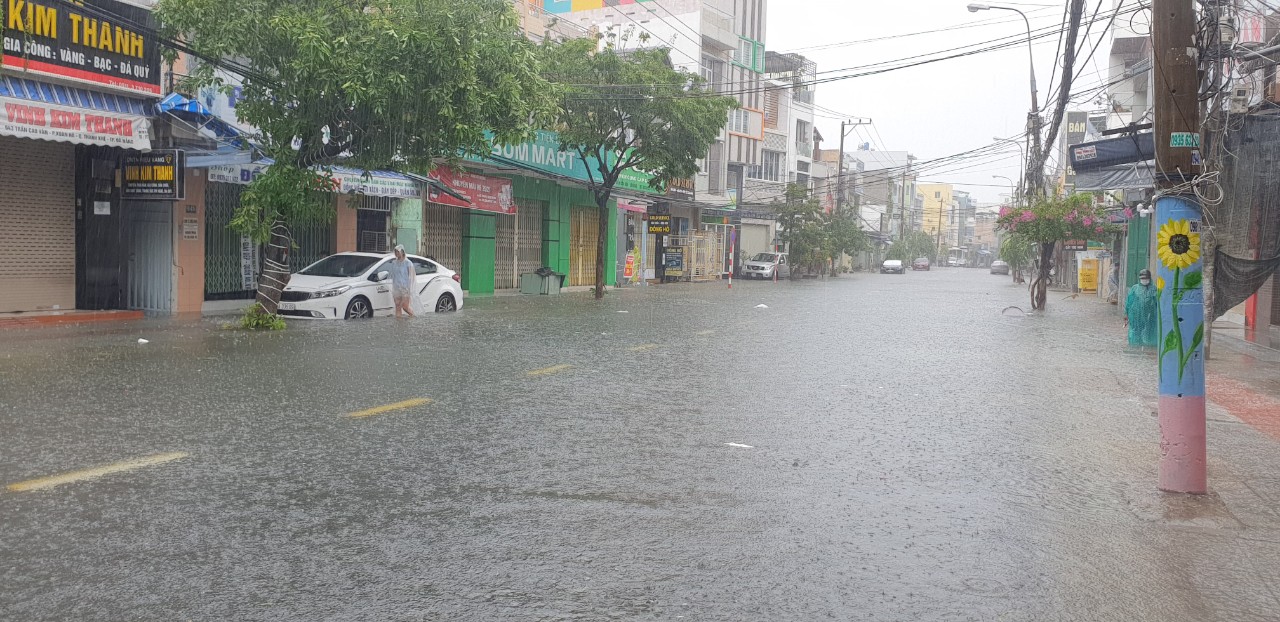 Phố Đà Nẵng thành sông sau những cơn mưa lớn kéo dài - Ảnh 9.