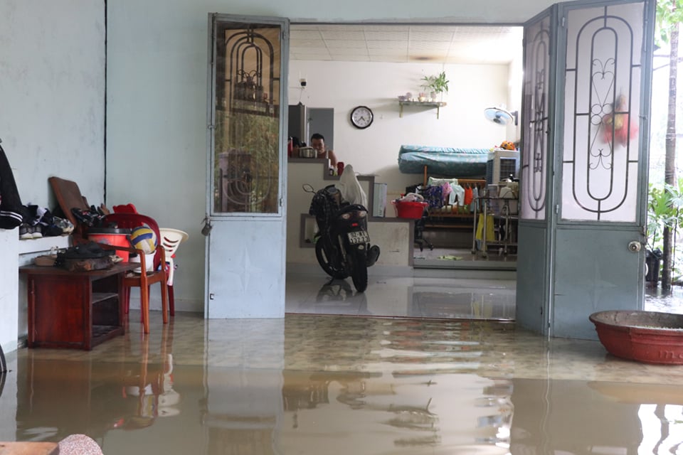 Mưa lớn, Quảng Nam sơ tán hàng ngàn người dân đề phòng sạt lở - Ảnh 9.