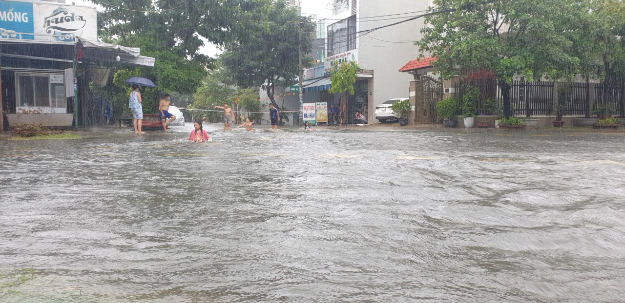 Phố Đà Nẵng thành sông sau những cơn mưa lớn kéo dài - Ảnh 12.
