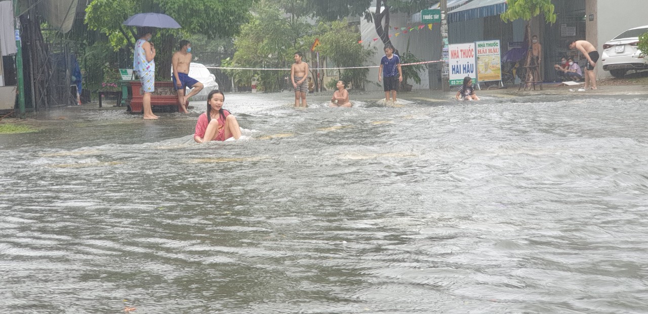 Phố Đà Nẵng thành sông sau những cơn mưa lớn kéo dài - Ảnh 13.