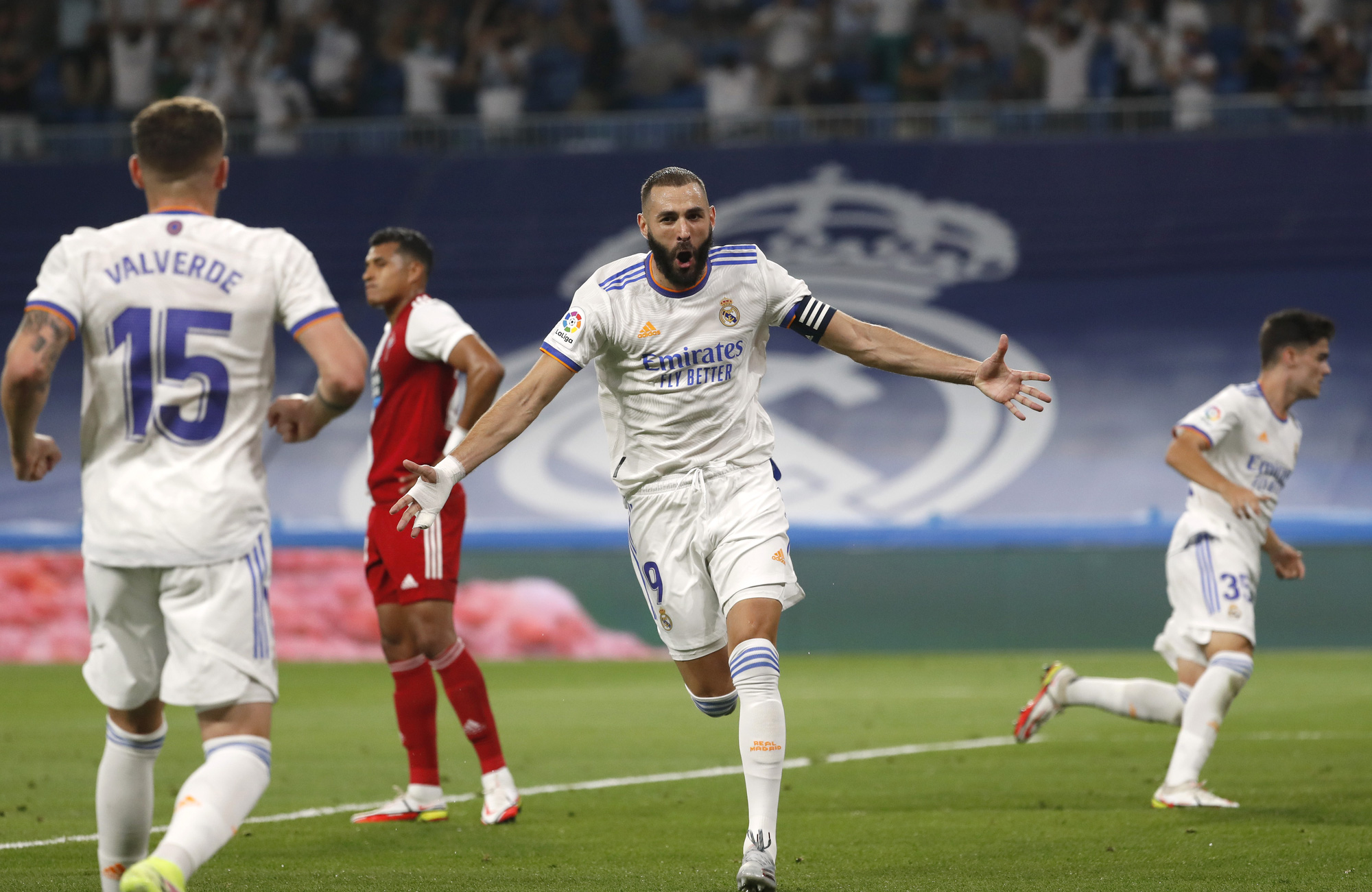 Hat-trick Benzema và mưa bàn thắng ngày Real Madrid trở lại Bernabeu - Ảnh 6. Hat-trick Benzema và mưa bàn thắng ngày Real Madrid trở lại Bernabeu - Ảnh 6.