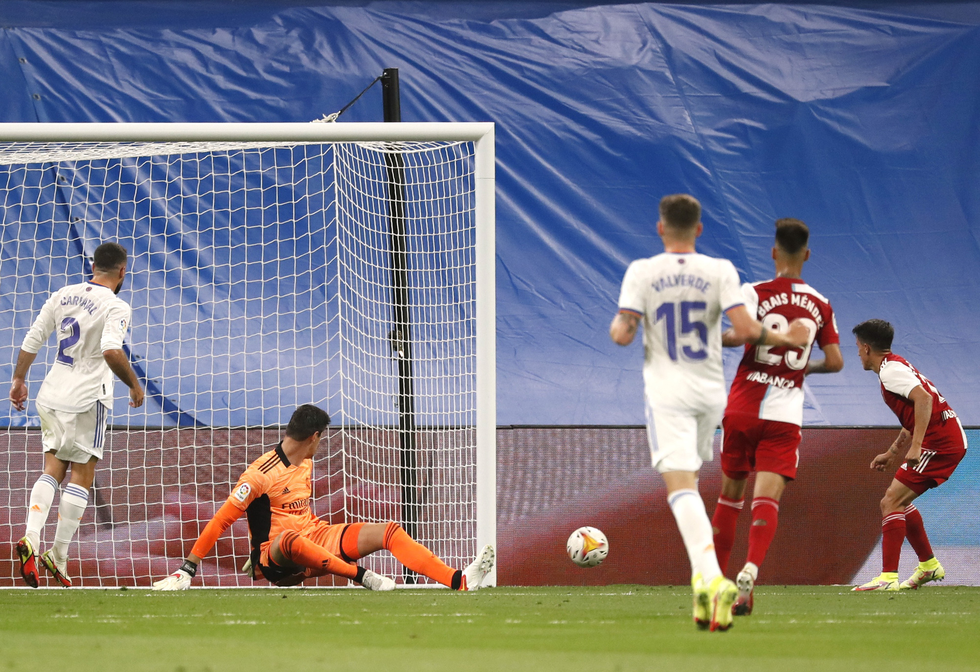 Hat-trick Benzema và mưa bàn thắng ngày Real Madrid trở lại Bernabeu - Ảnh 3. Hat-trick Benzema và mưa bàn thắng ngày Real Madrid trở lại Bernabeu - Ảnh 3.