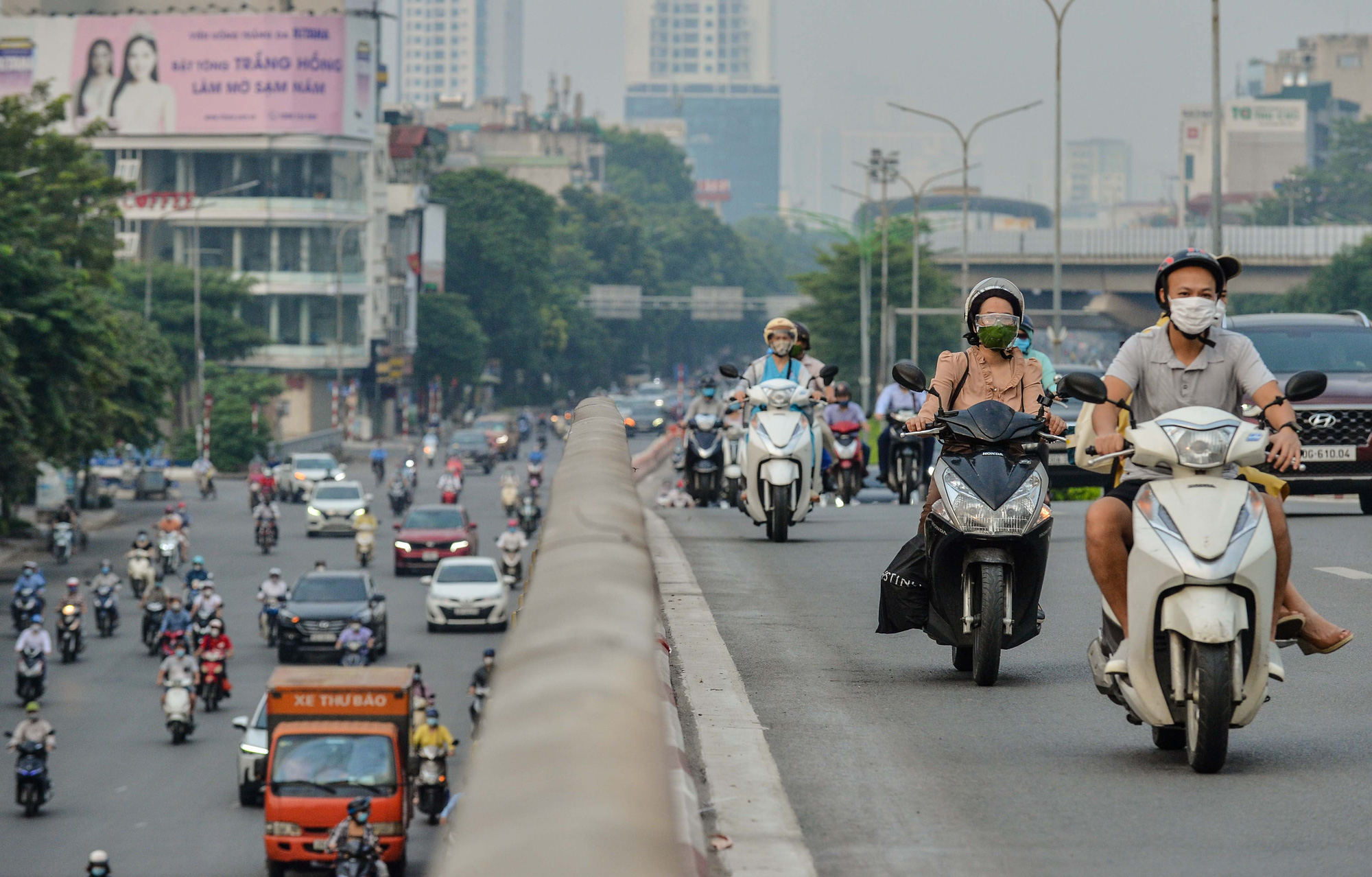 Thủ đô Hà Nội với những con đường phố truyền thống, cổ kính và những lối đi uốn lượn, tạo ra những phong cảnh đẹp mê hồn. Những bức ảnh chụp đường phố Hà Nội sẽ đưa bạn vào một chuyến phiêu lưu đầy thú vị và khám phá những bí mật của một phố phường đẹp như mơ.