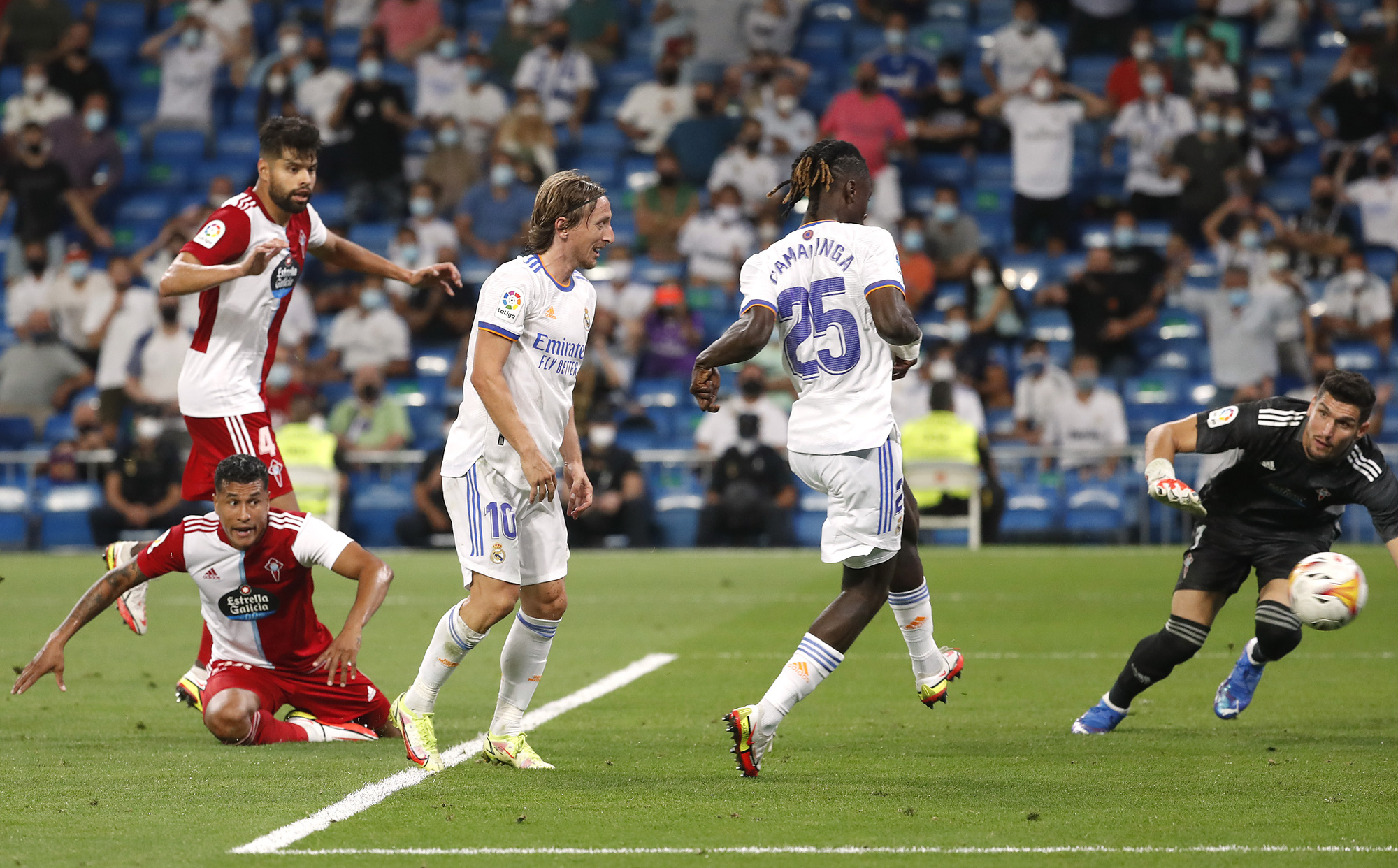 Hat-trick Benzema và mưa bàn thắng ngày Real Madrid trở lại Bernabeu - Ảnh 5. Hat-trick Benzema và mưa bàn thắng ngày Real Madrid trở lại Bernabeu - Ảnh 5.