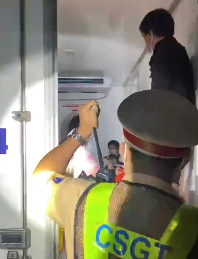 Vụ xe đông lạnh nhét 15 người: Quảng Trị khẩn trương kết nối, đưa người dân về quê - Ảnh 1.