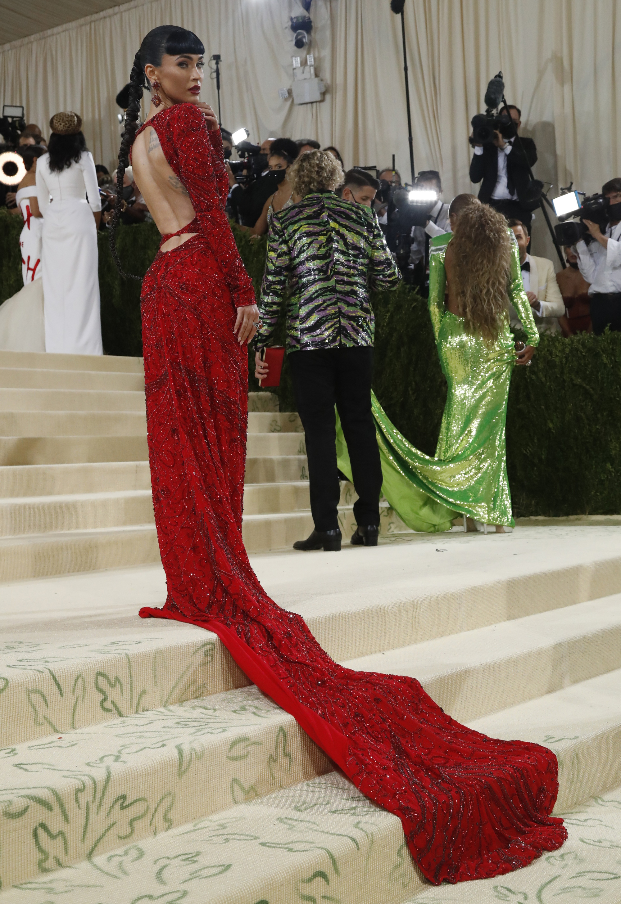 Megan Fox, Jennifer Lopez đọ độ gợi cảm tại Met Gala 2021 - Ảnh 2.