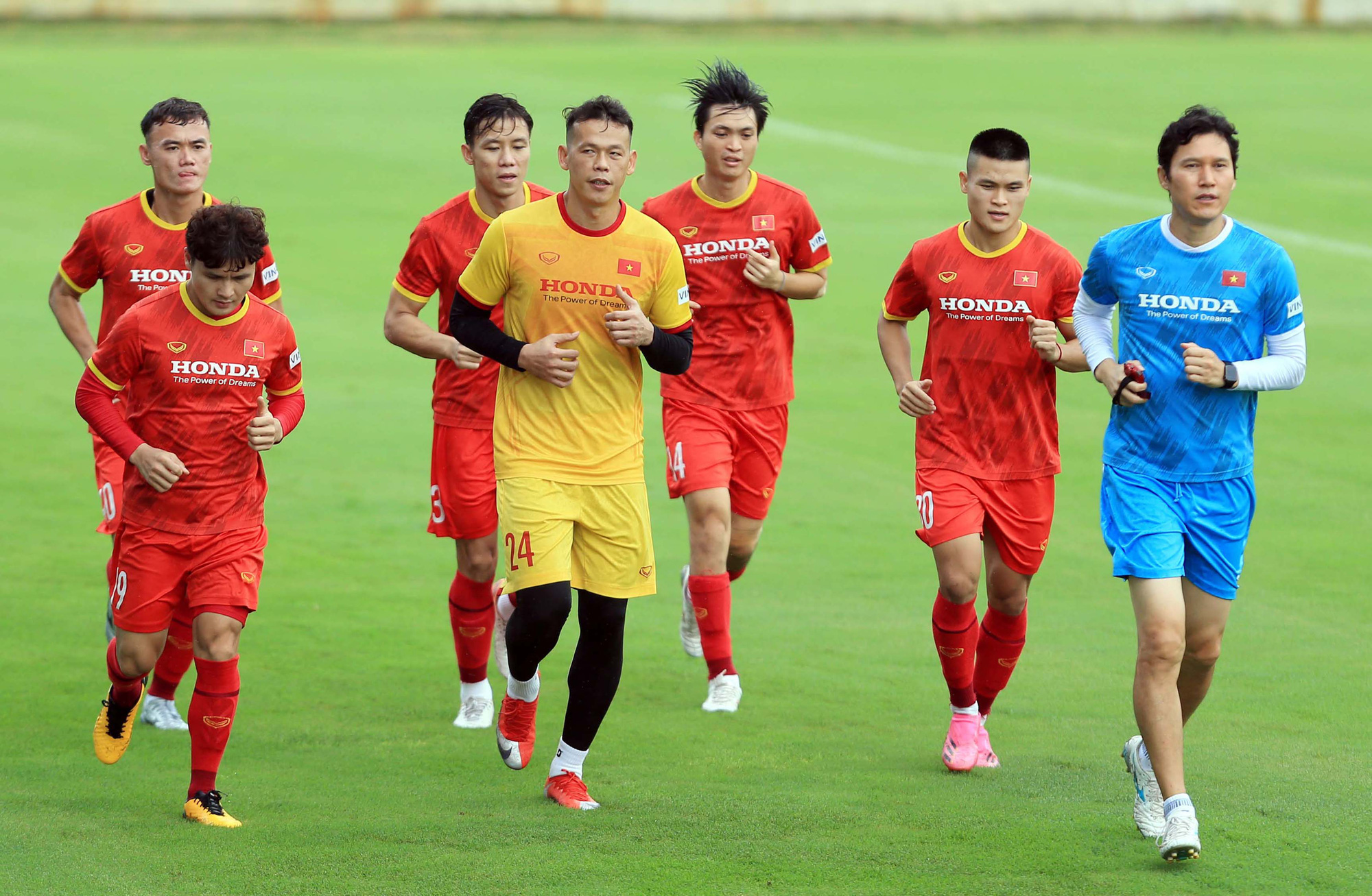 Đội tuyển Việt Nam đội mưa rèn luyện trước trận đại chiến với tuyển Trung Quốc - Ảnh 4. Đội tuyển Việt Nam đội mưa rèn luyện trước trận đại chiến với tuyển Trung Quốc - Ảnh 4.
