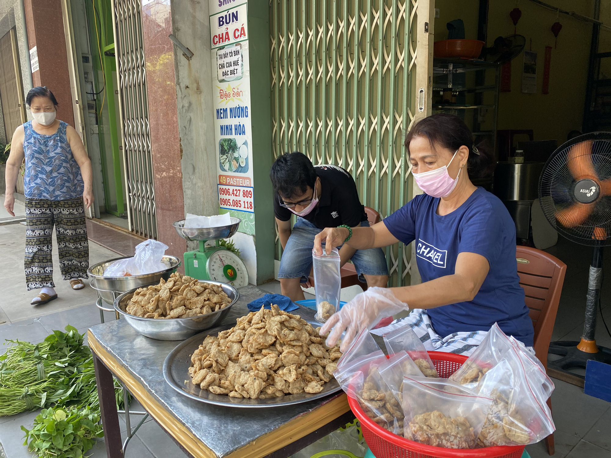 Đà Nẵng ngày đầu nới lỏng giãn cách, nhiều hàng quán vùng xanh mở cửa trở lại - Ảnh 3.