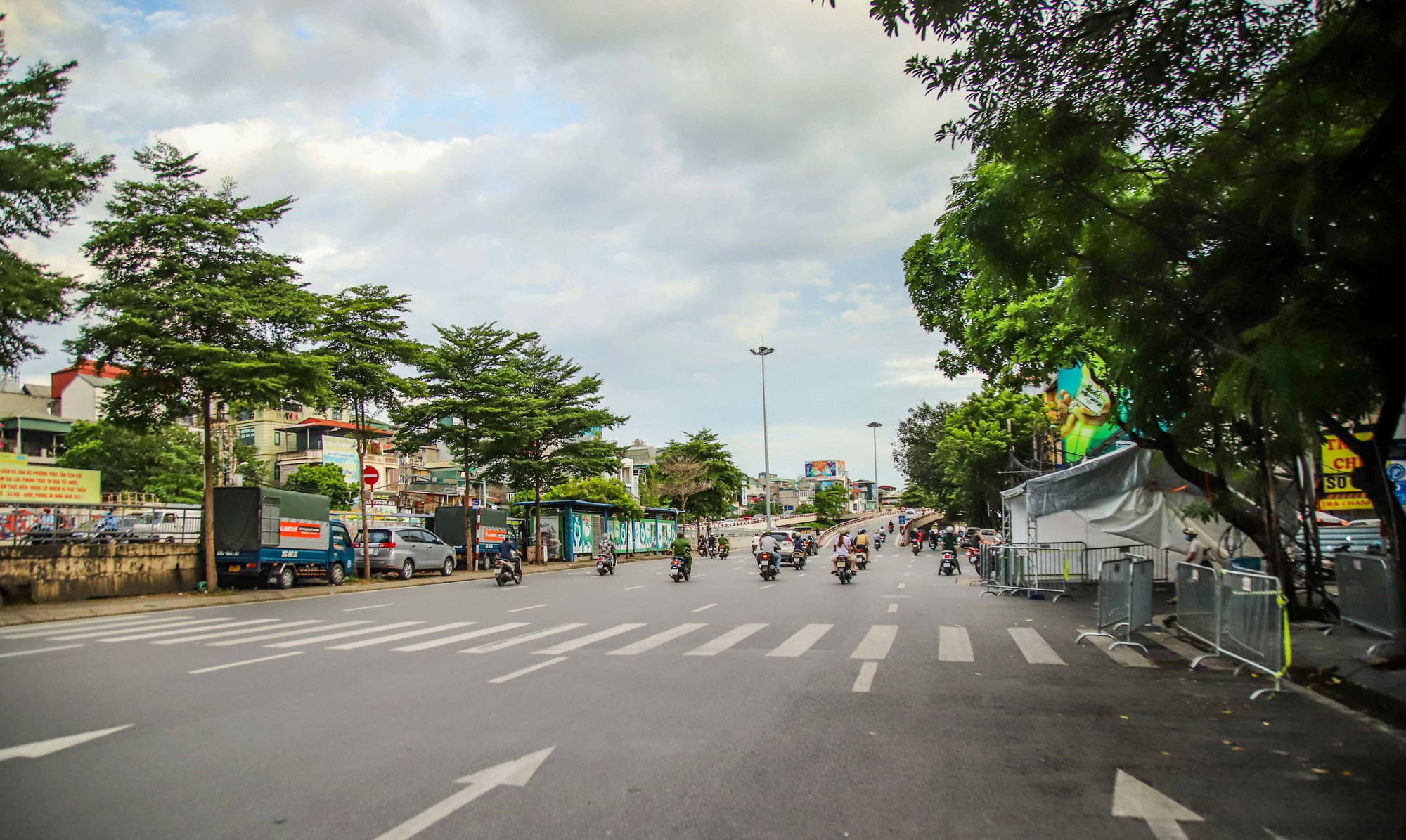 Hà Nội tháo dỡ toàn bộ chốt kiểm soát vùng đỏ - Ảnh 8.