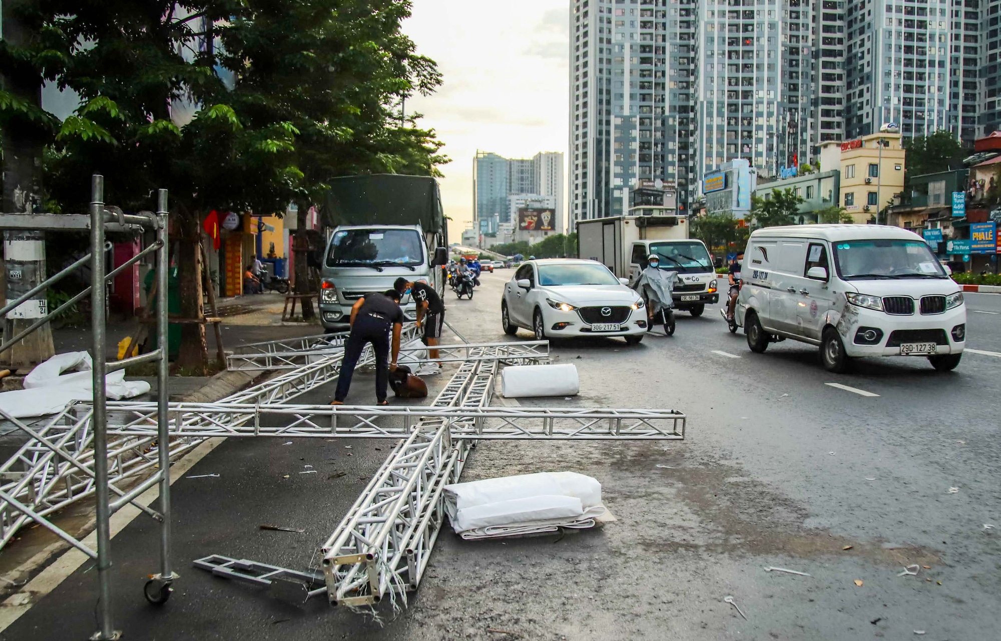 Hà Nội tháo dỡ toàn bộ chốt kiểm soát vùng đỏ - Ảnh 4.