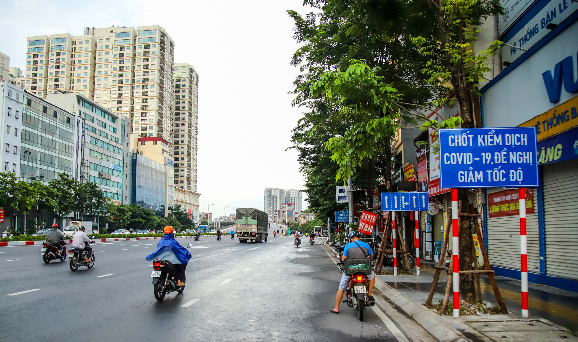 Hà Nội tháo dỡ toàn bộ chốt kiểm soát vùng đỏ - Ảnh 2.