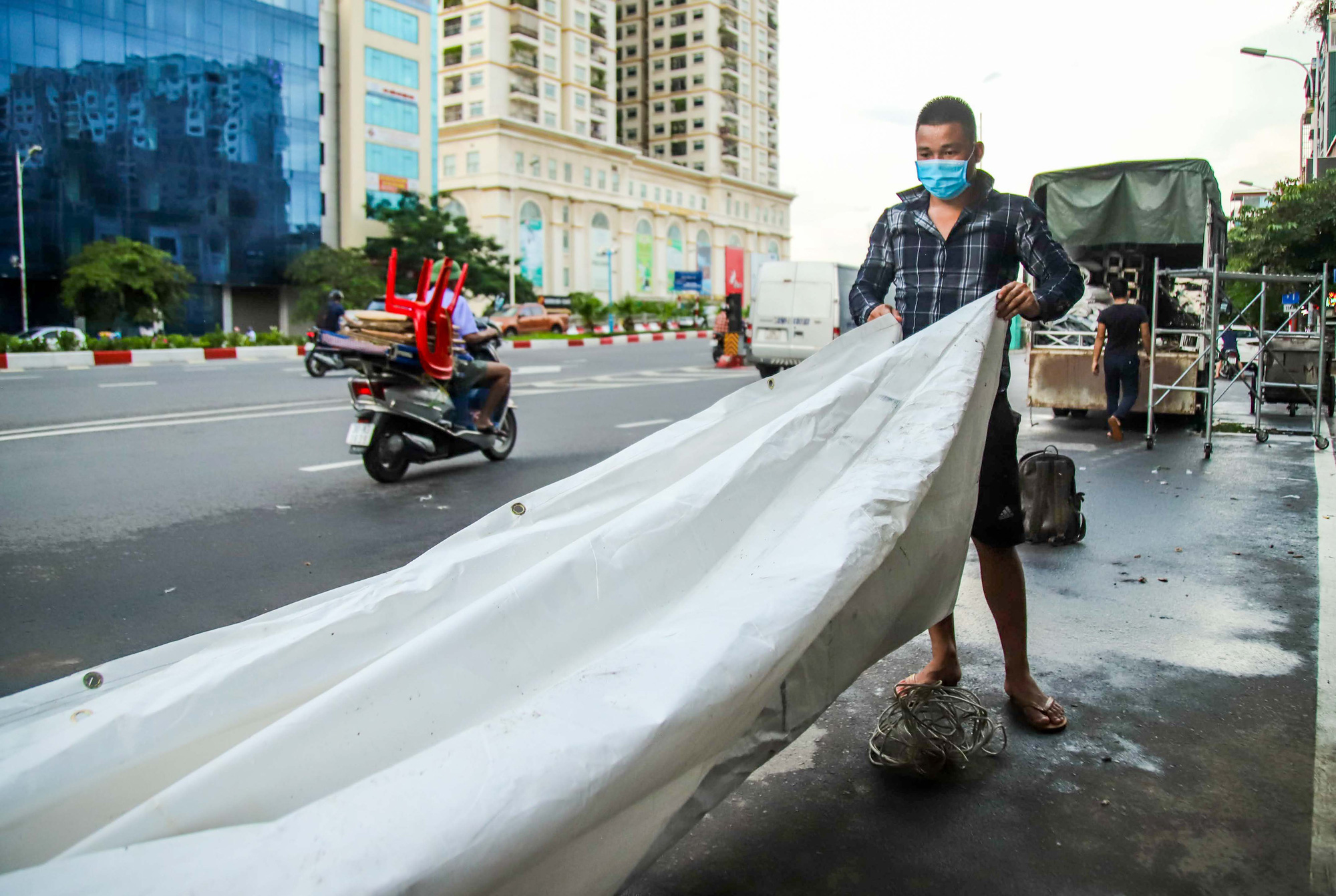 Hà Nội tháo dỡ toàn bộ chốt kiểm soát vùng đỏ - Ảnh 6.