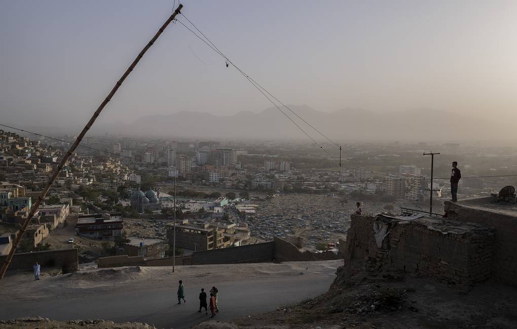 Thủ đô Kabul hứng rốc-két, Taliban đứng trước phép thử khó - Ảnh 1.