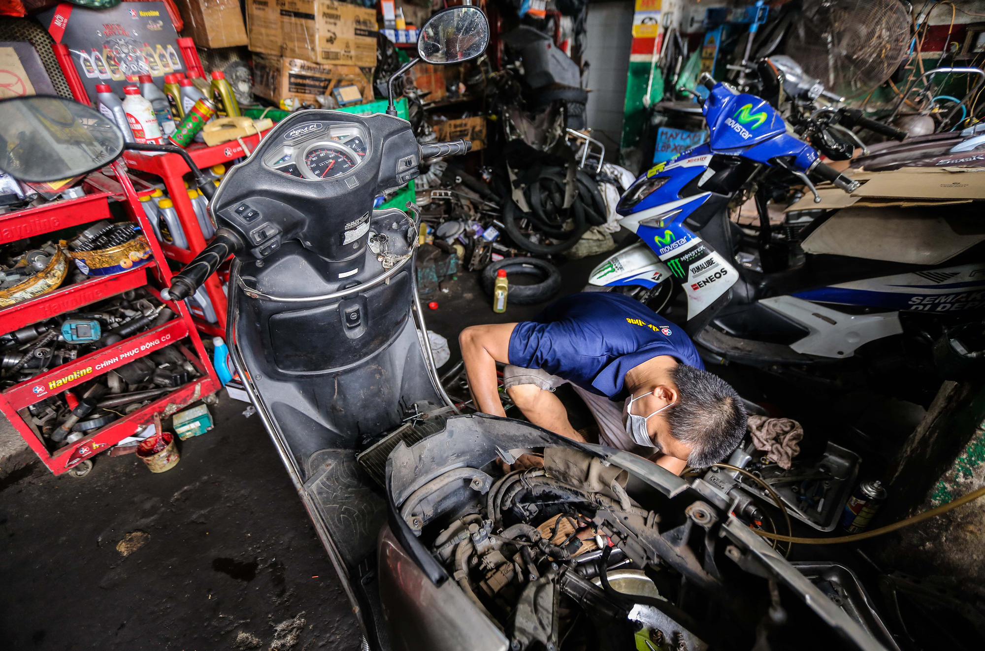 Cửa hàng sửa chữa xe máy luôn sẵn sàng để giúp bạn giải quyết các vấn đề liên quan đến xe của mình. Với đội ngũ chuyên nghiệp và nhiều năm kinh nghiệm, chúng tôi sẽ không làm bạn thất vọng.