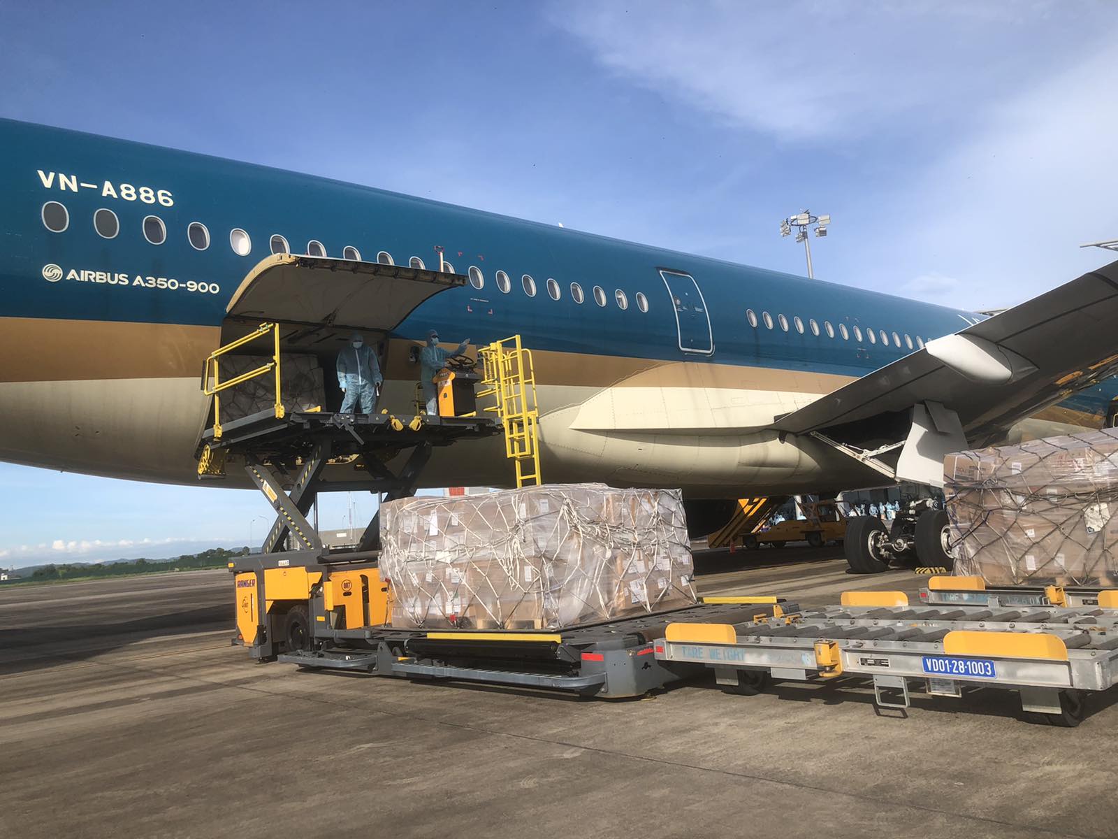 Trang thiết bị y tế chống dịch Covid-19 từ Singapore đến Việt Nam - Ảnh 7. Trang thiết bị y tế chống dịch Covid-19 từ Singapore đến Việt Nam - Ảnh 7.