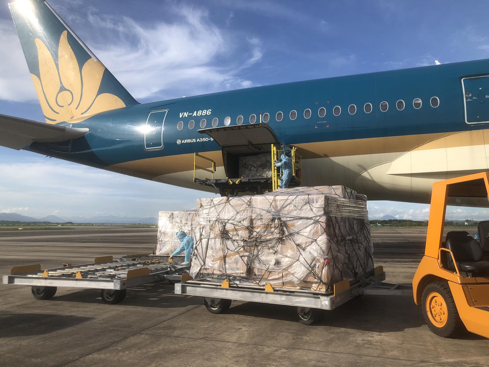 Trang thiết bị y tế chống dịch Covid-19 từ Singapore đến Việt Nam - Ảnh 9. Trang thiết bị y tế chống dịch Covid-19 từ Singapore đến Việt Nam - Ảnh 9.