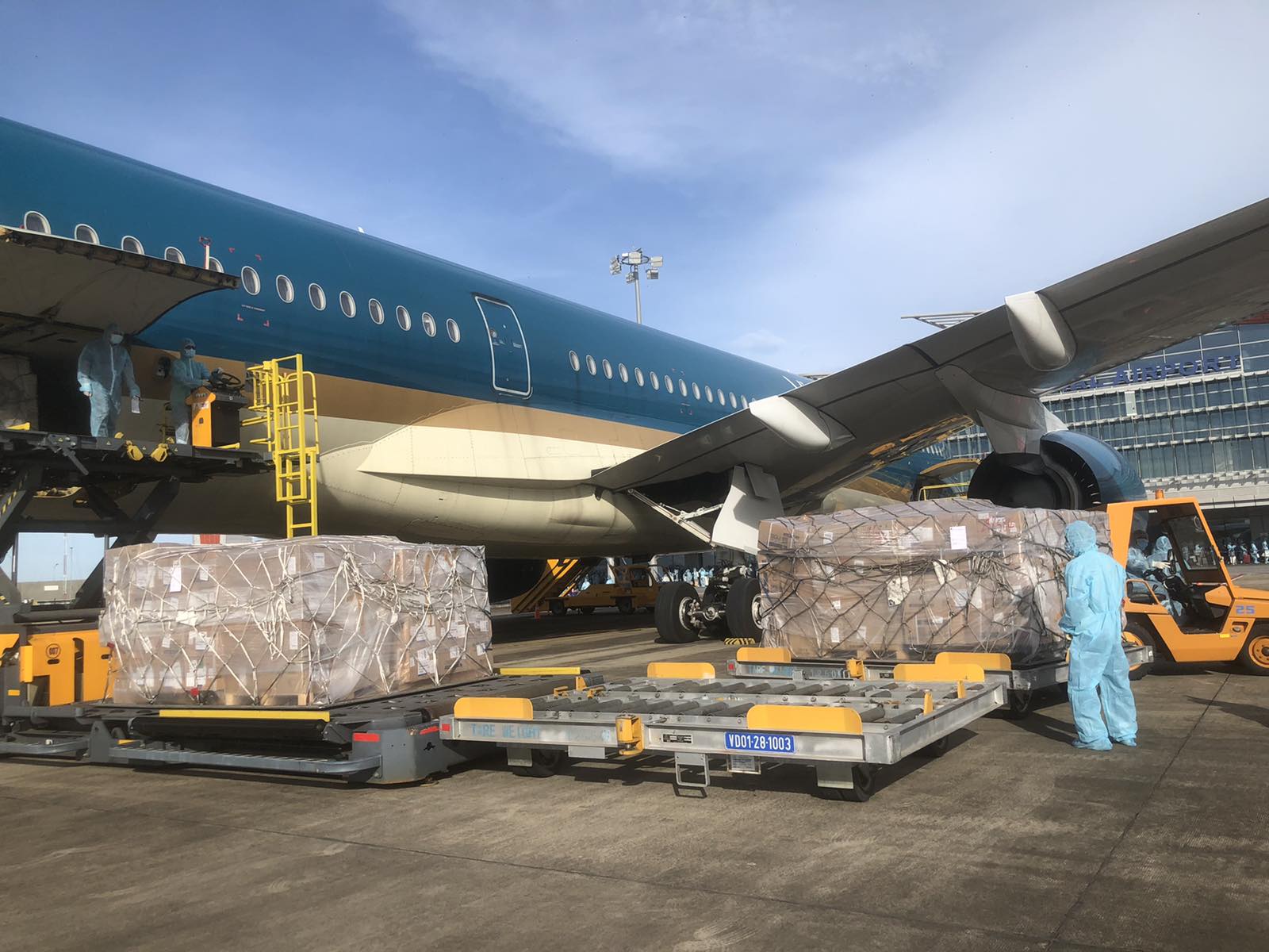 Trang thiết bị y tế chống dịch Covid-19 từ Singapore đến Việt Nam - Ảnh 1. Trang thiết bị y tế chống dịch Covid-19 từ Singapore đến Việt Nam - Ảnh 1.