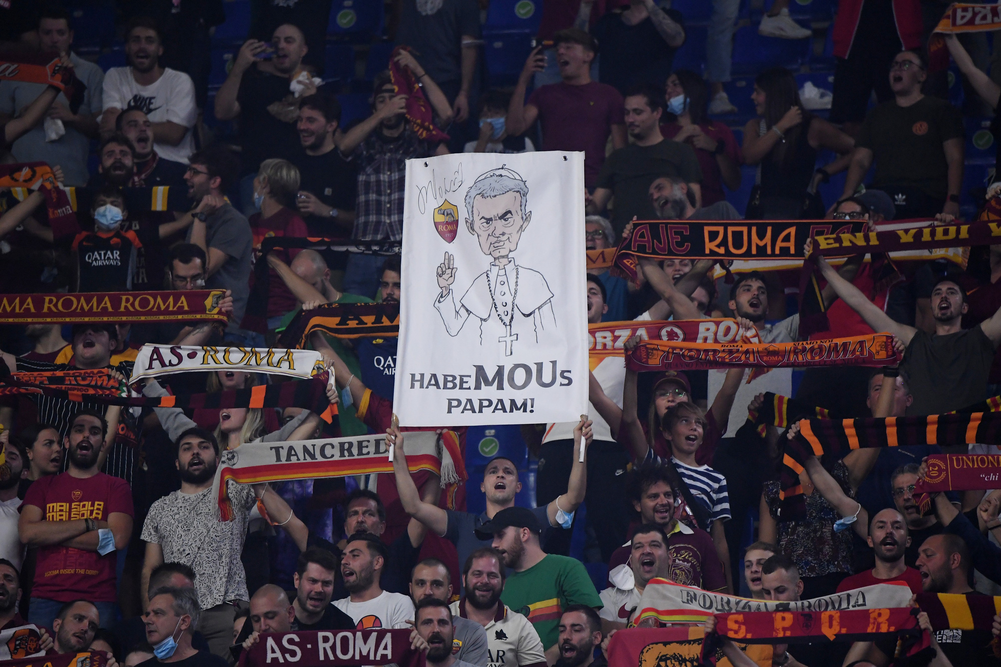 AS Roma thắng đậm CSKA Sofia, mừng trận cầu 1.001 của HLV Jose Mourinho - Ảnh 2. AS Roma thắng đậm CSKA Sofia, mừng trận cầu 1.001 của HLV Jose Mourinho - Ảnh 2.