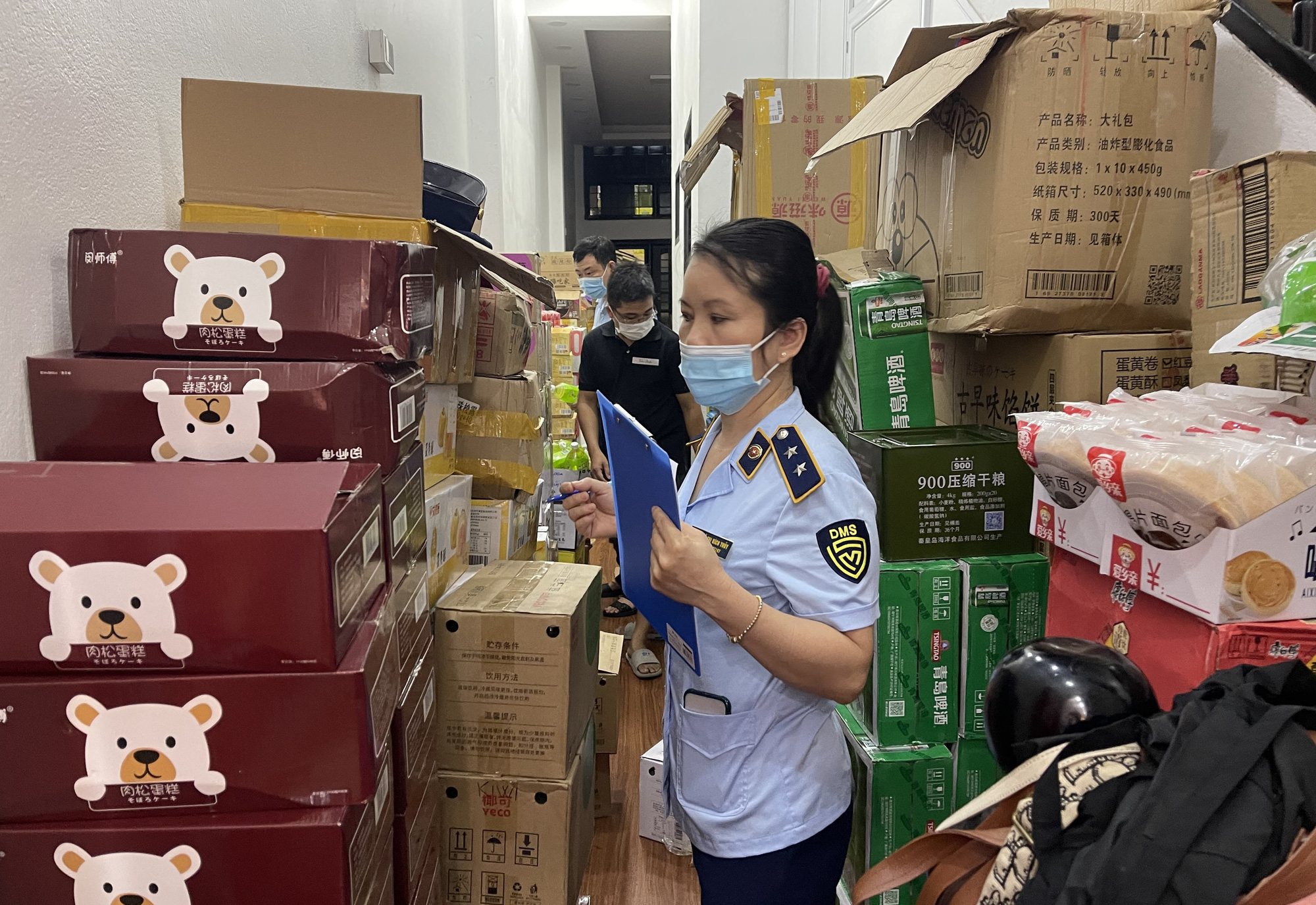 Bắt hà ng tấn bánh trung thu không rõ nguồn gốc - Ảnh 1. Bắt hà ng tấn bánh trung thu không rõ nguồn gốc - Ảnh 1.