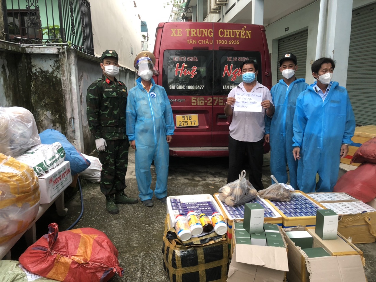 TP HCM: Liên tục phát hiện Ä‘iá»u bất ngá» từ xe tải luồng xanh - Ảnh 4. TP HCM: Liên tục phát hiện Ä‘iá»u bất ngá» từ xe tải luồng xanh - Ảnh 4.