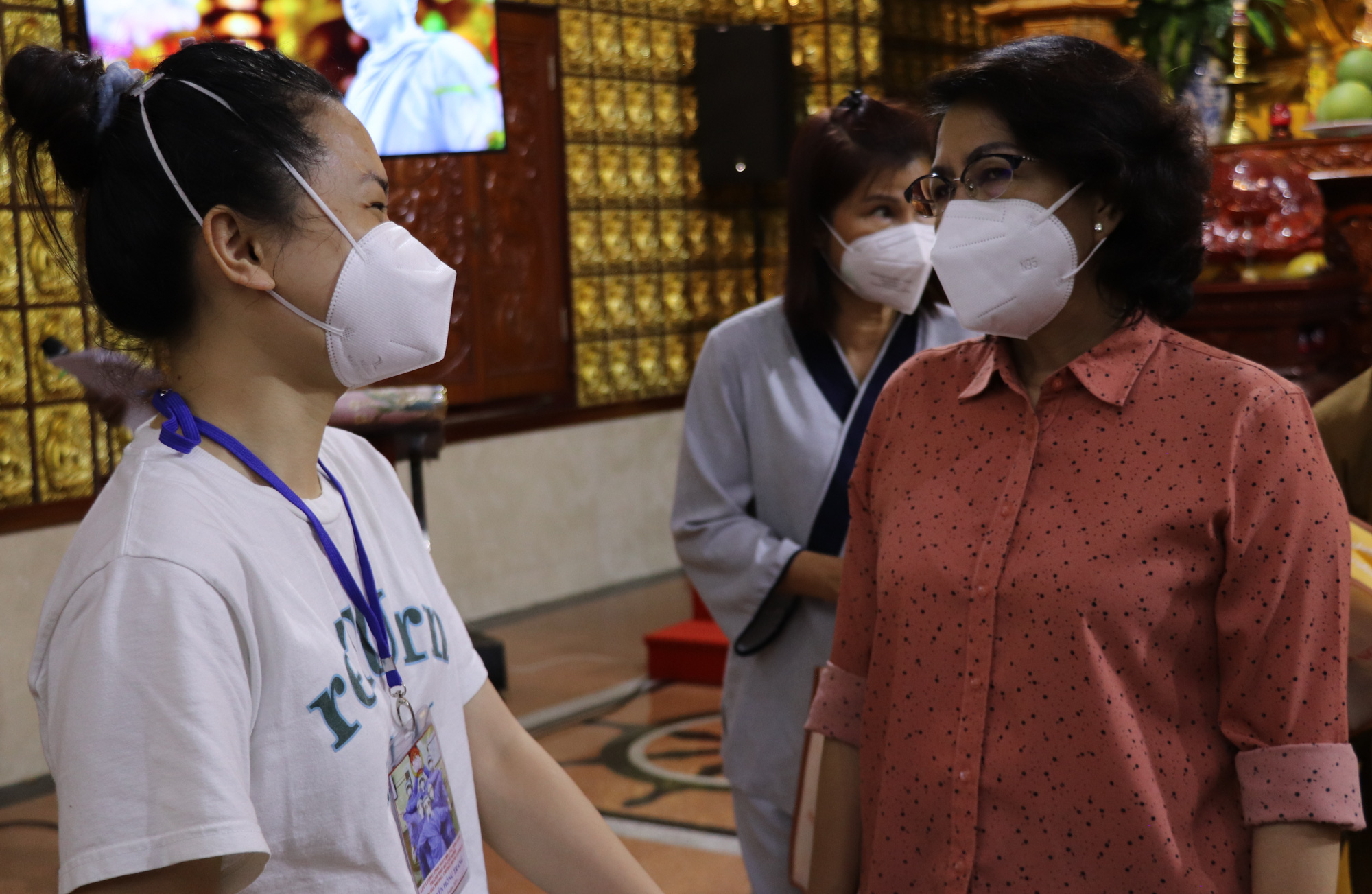 TP HCM: Hà ng trăm chức sắc, tÃn đồ tôn giáo tình nguyện phục vụ tại các bệnh viện Ä‘iá»u trị Covid-19 - Ảnh 1. TP HCM: Hà ng trăm chức sắc, tÃn đồ tôn giáo tình nguyện phục vụ tại các bệnh viện Ä‘iá»u trị Covid-19 - Ảnh 1.
