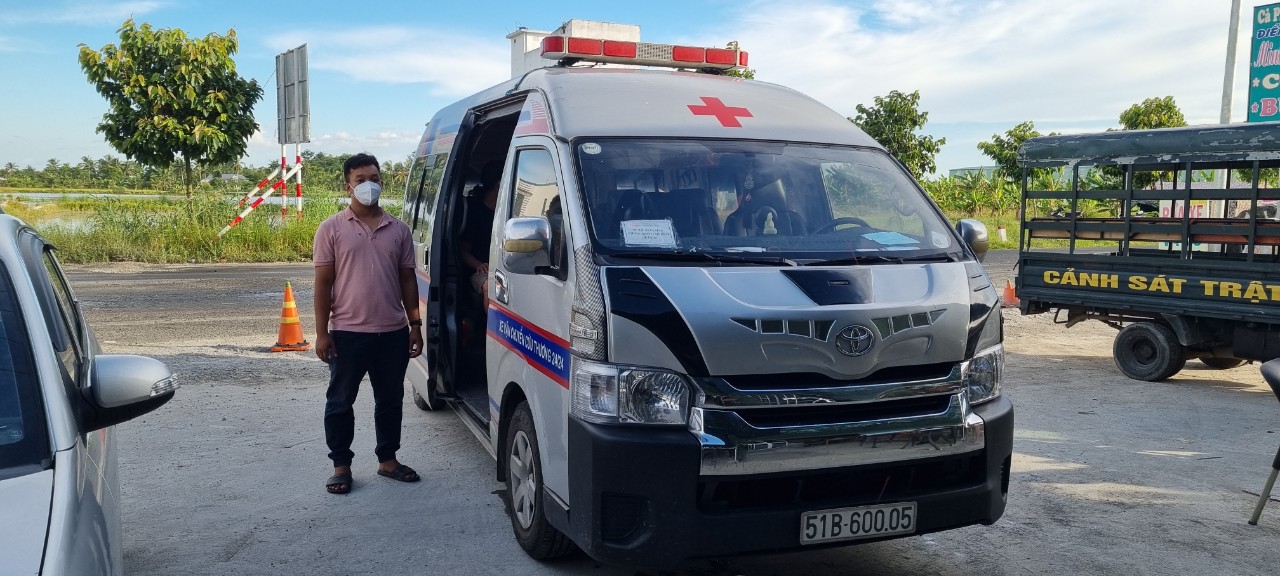 Bị giữ bằng lái, gã trai vẫn lấy xe cứu thương dá»m chở ngưá»i vá» từ vùng có dịch - Ảnh 2. Bị giữ bằng lái, gã trai vẫn lấy xe cứu thương dá»m chở ngưá»i vá» từ vùng có dịch - Ảnh 2.
