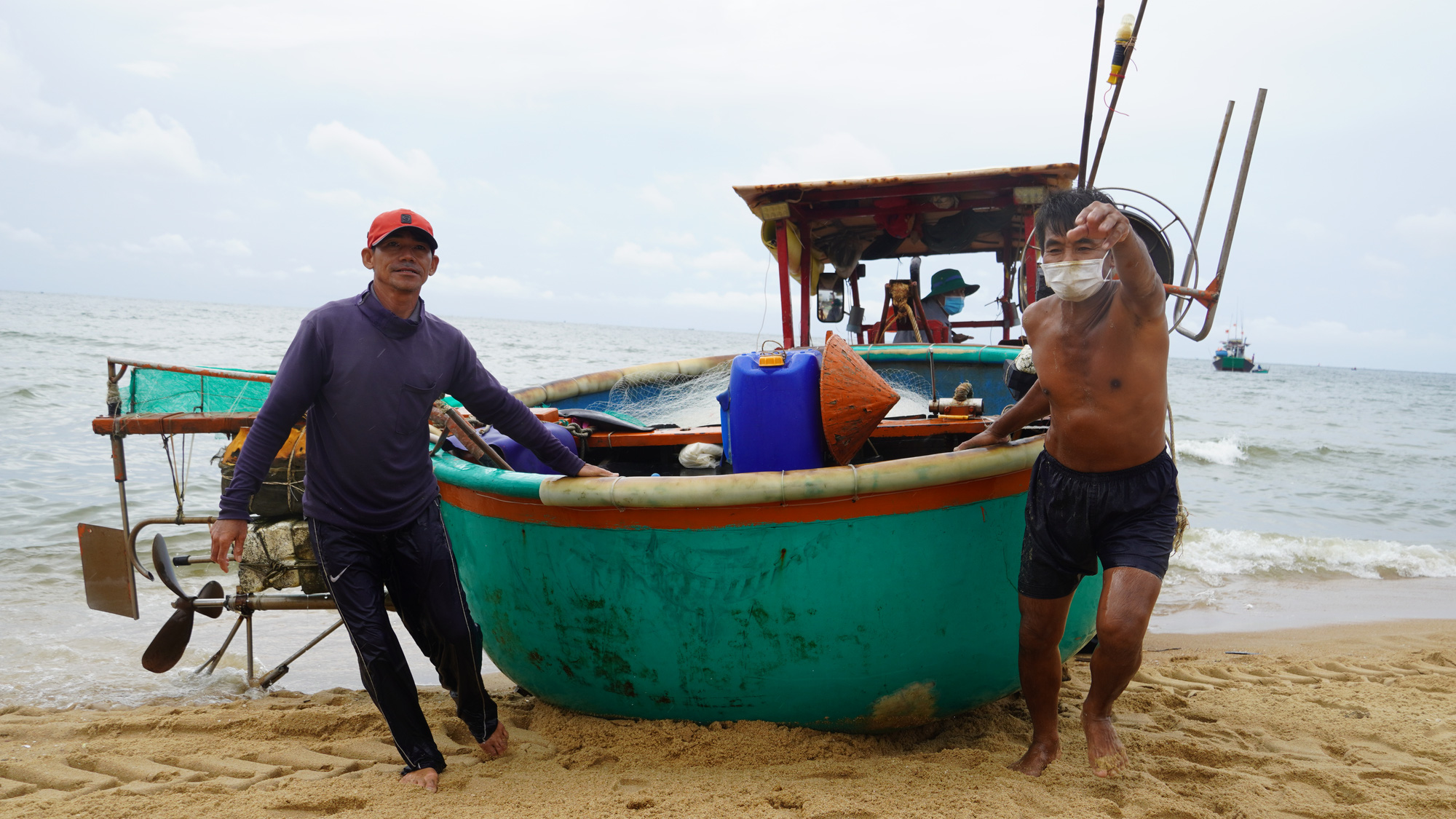 Ngư dân Bà Rịa- VÅ©ng Tà u vỡ òa khi cá, tôm đầy thuyá»n trong ngà y đầu mở biển - Ảnh 6. Ngư dân Bà Rịa- VÅ©ng Tà u vỡ òa khi cá, tôm đầy thuyá»n trong ngà y đầu mở biển - Ảnh 6.