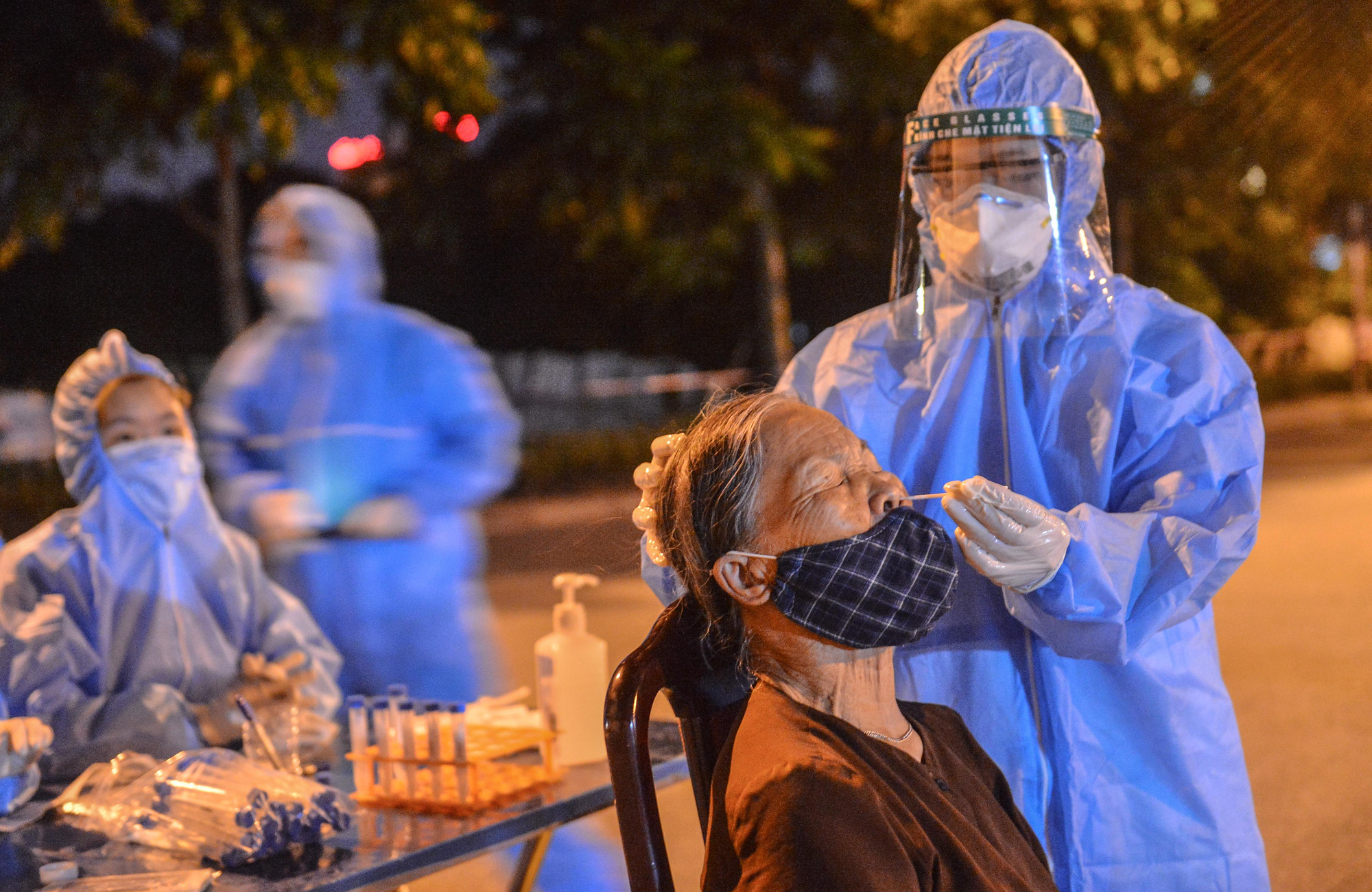 CLIP: Lấy 5.000 mẫu xét nghiệm Covid-19 và trả kết quả ngay qua Bluezone - Ảnh 11.