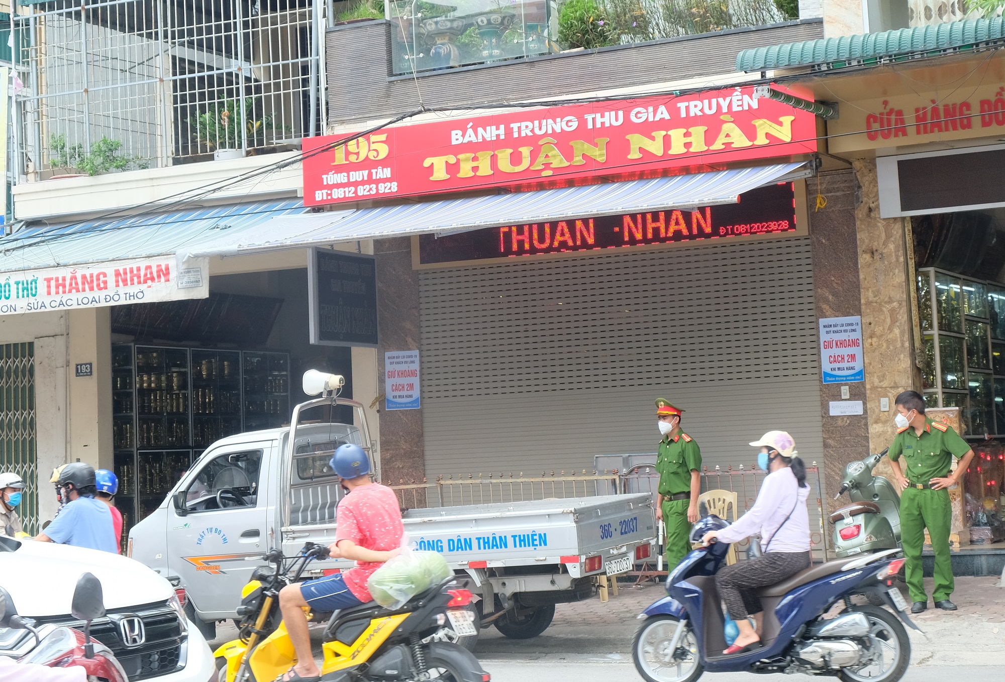 Dân đổ xô mua bánh trung thu, công an phải phong tỏa tiệm bánh - Ảnh 8.