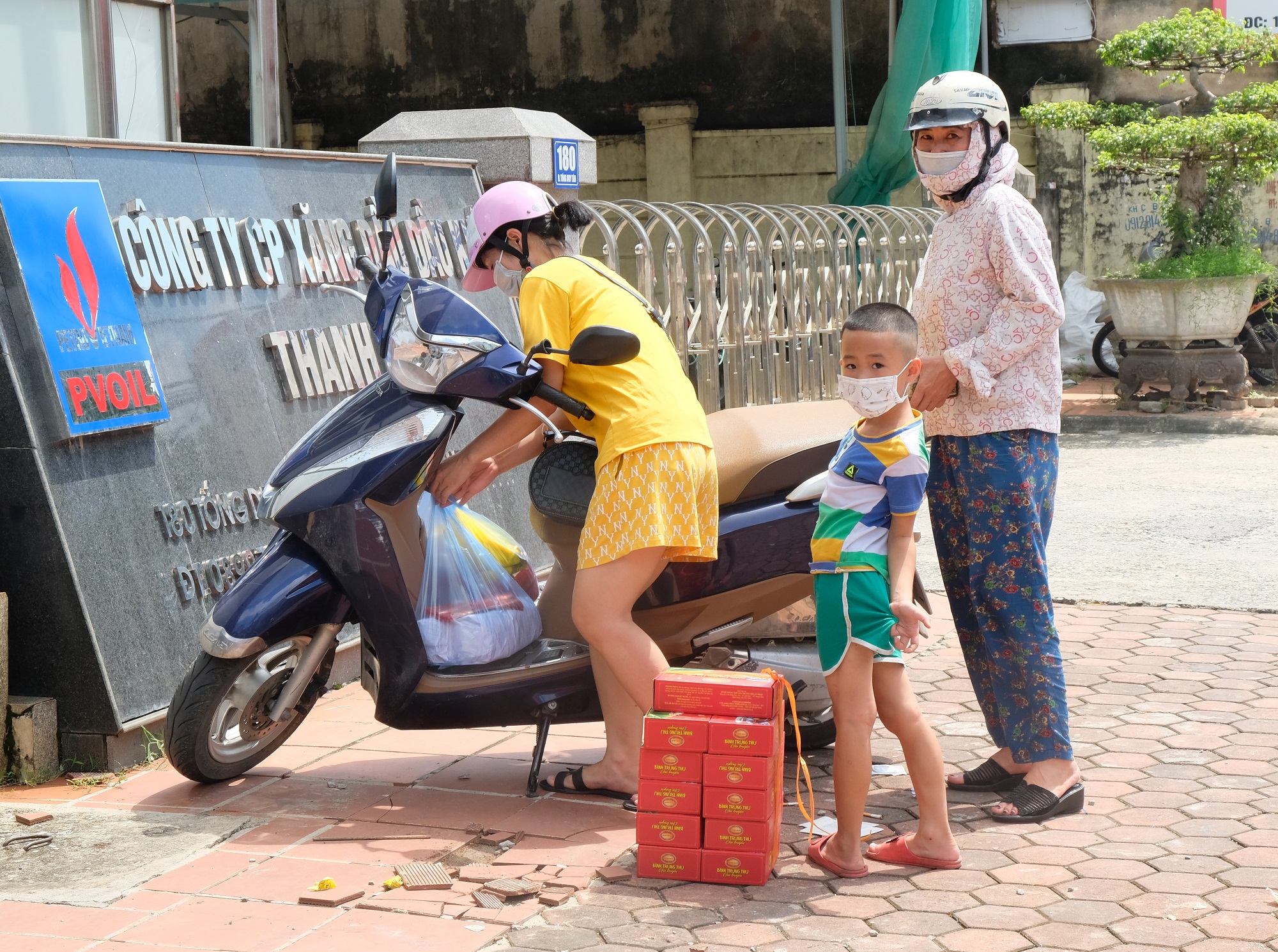 Dân đổ xô mua bánh trung thu, công an phải phong tỏa tiệm bánh - Ảnh 15.