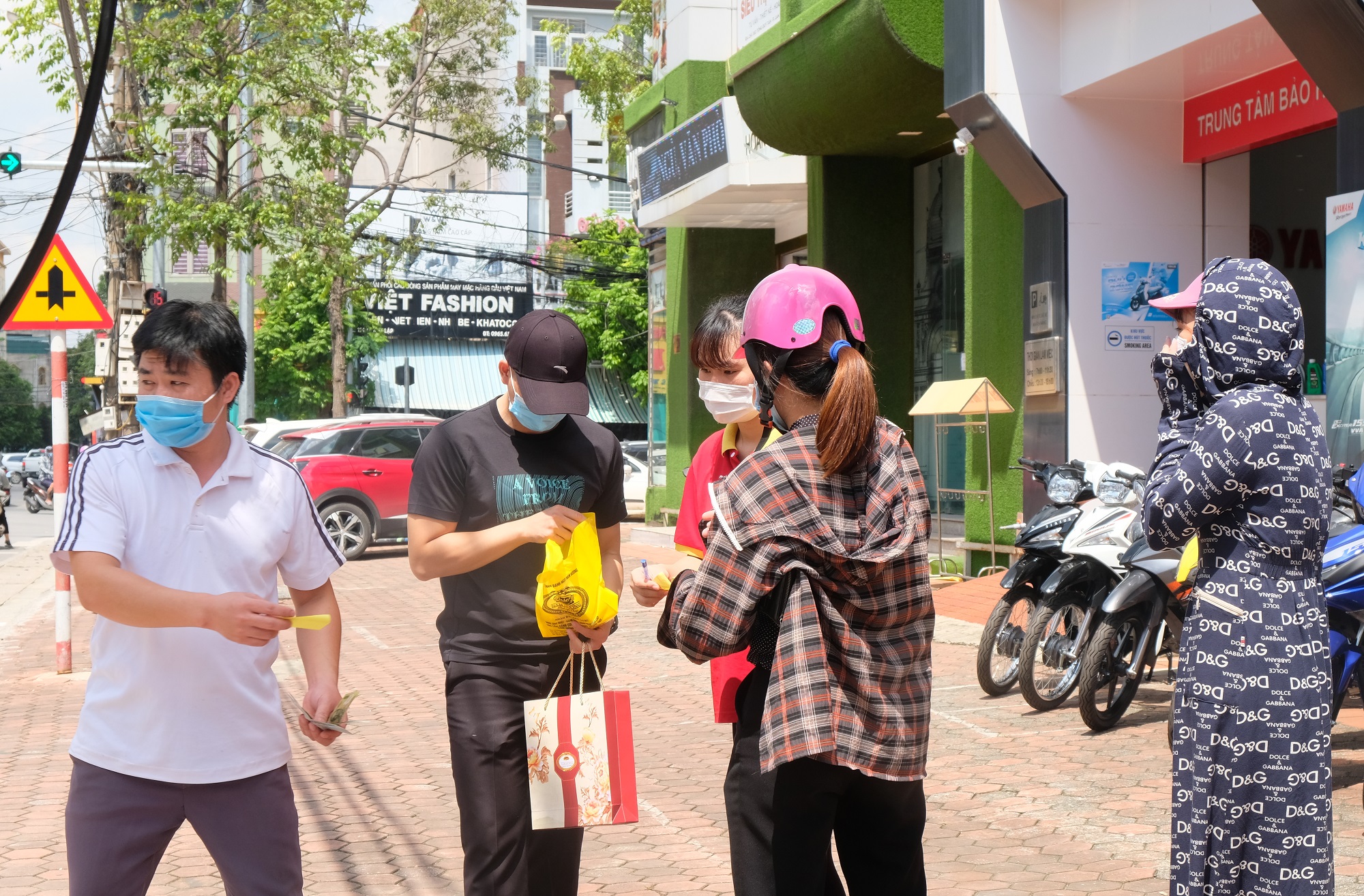 Dân đổ xô mua bánh trung thu, công an phải phong tỏa tiệm bánh - Ảnh 12.