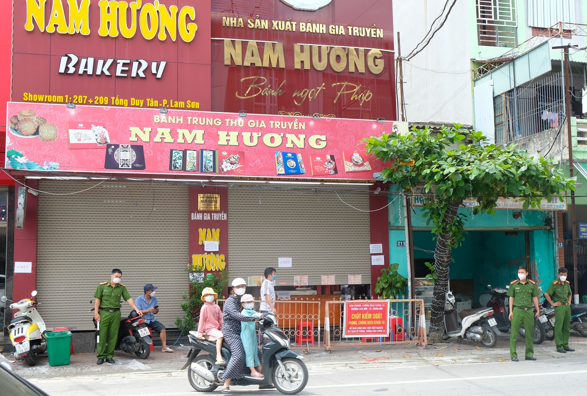 Dân đổ xô mua bánh trung thu, công an phải phong tỏa tiệm bánh - Ảnh 9.