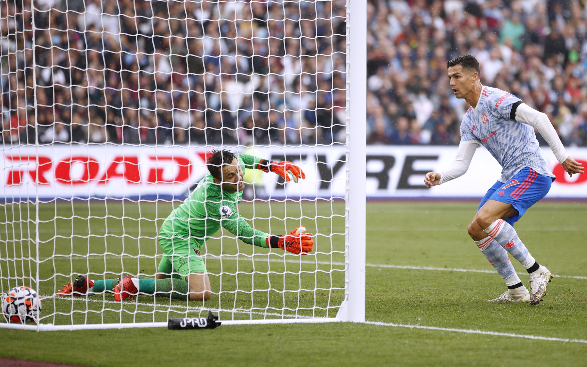 Ronaldo và Lingard tỏa sáng, Man United thắng nghẹt thở phút bù giờ - Ảnh 4.