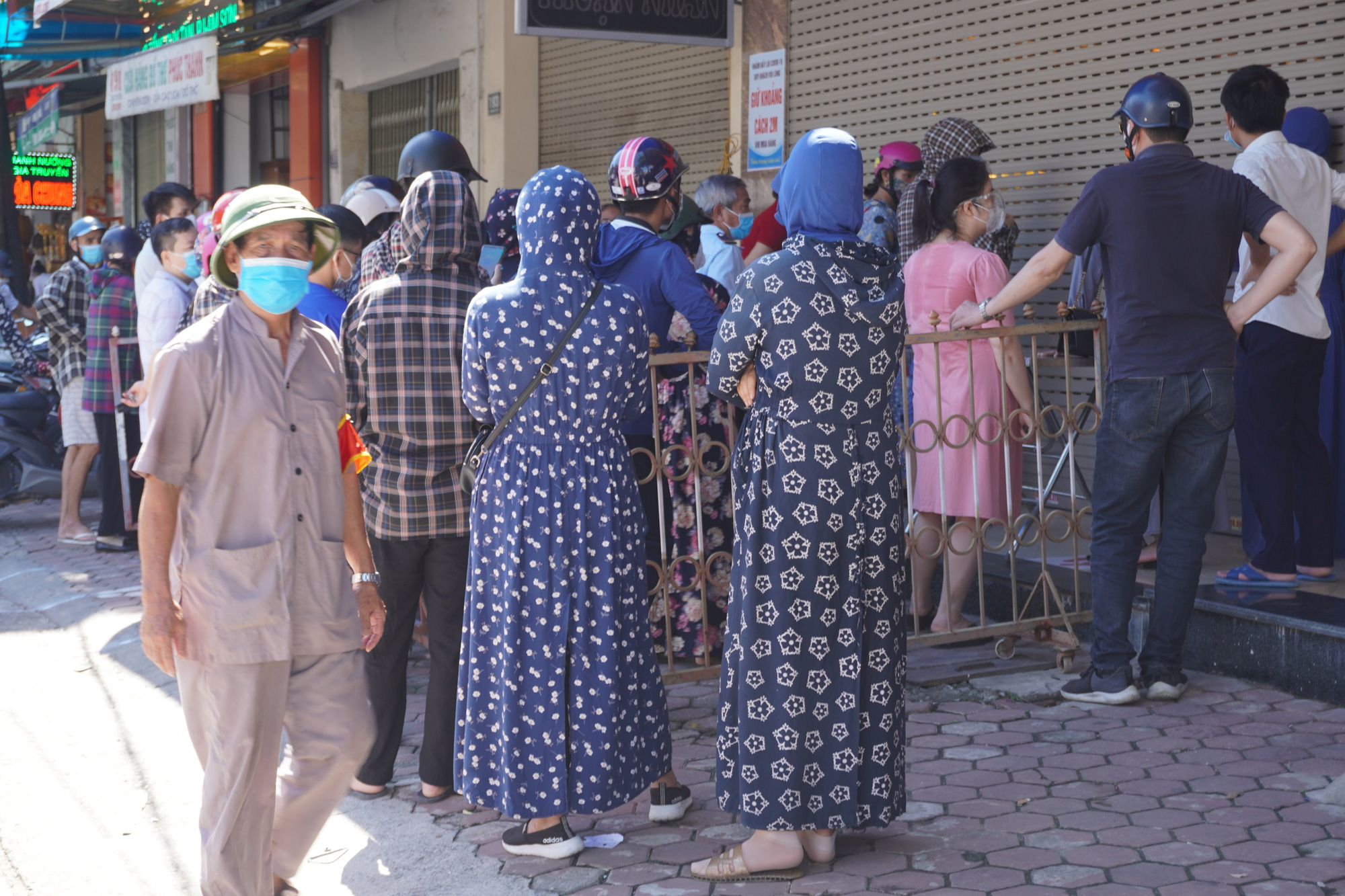 Dân đổ xô mua bánh trung thu, công an phải phong tỏa tiệm bánh - Ảnh 3.