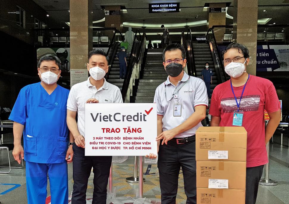 VietCredit tặng thiết bị y tế cho Bệnh viện Đại học Y Dược TP HCM