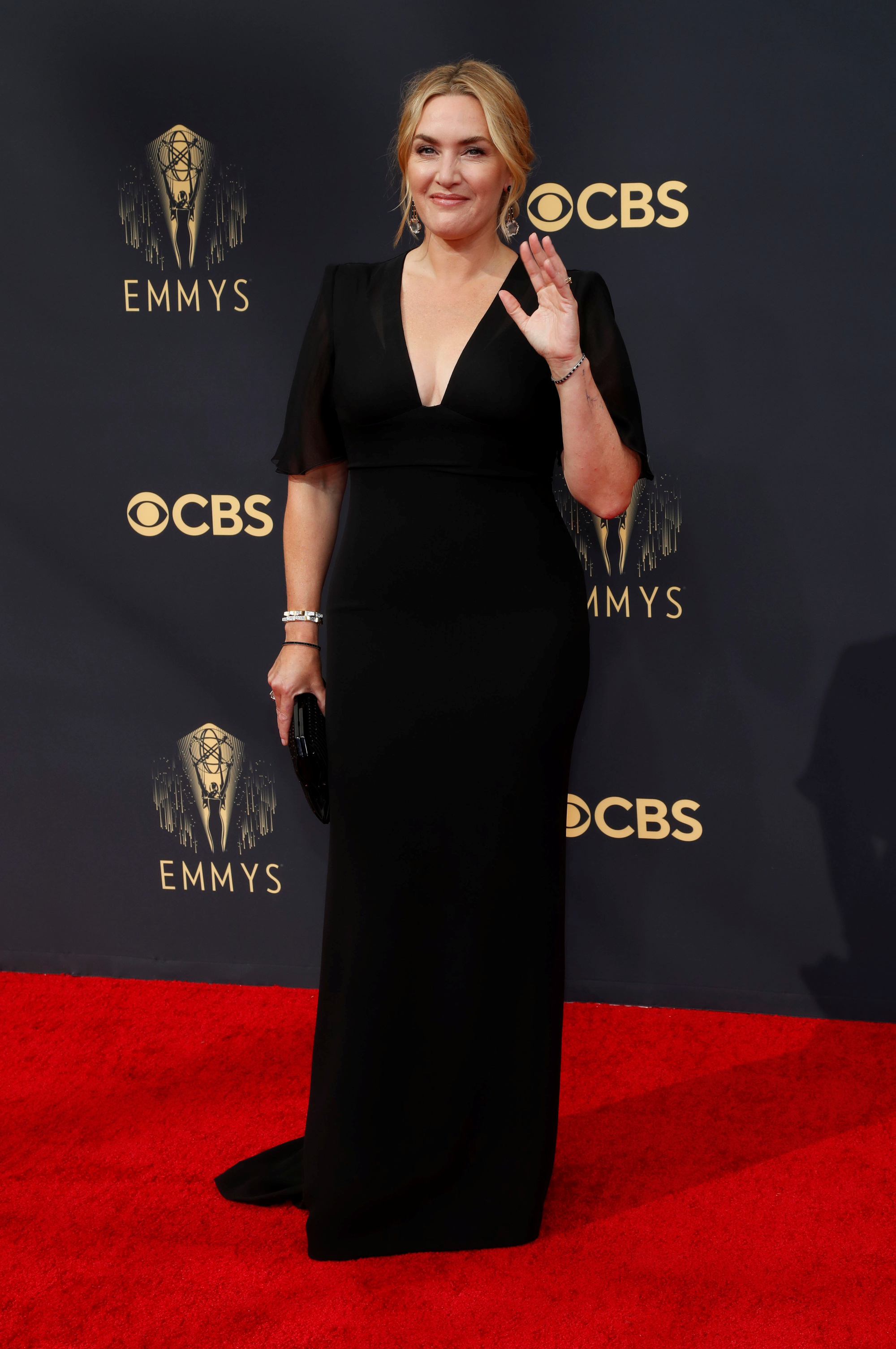 Những bộ đầm rạng ngời trên thảm đỏ Lễ trao Giải Emmy 2021 - Ảnh 8.