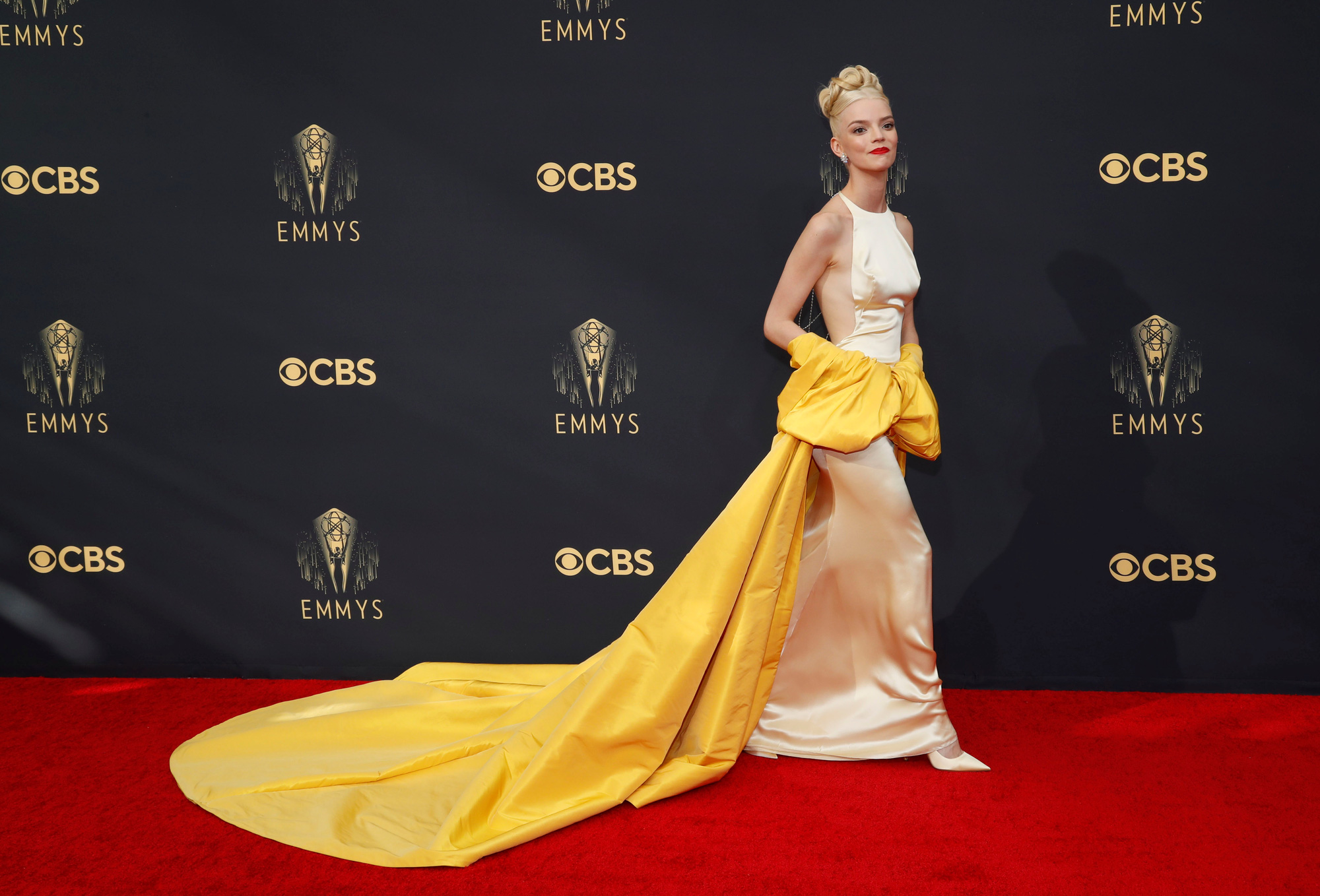 Những bộ đầm rạng ngời trên thảm đỏ Lễ trao Giải Emmy 2021 - Ảnh 2.