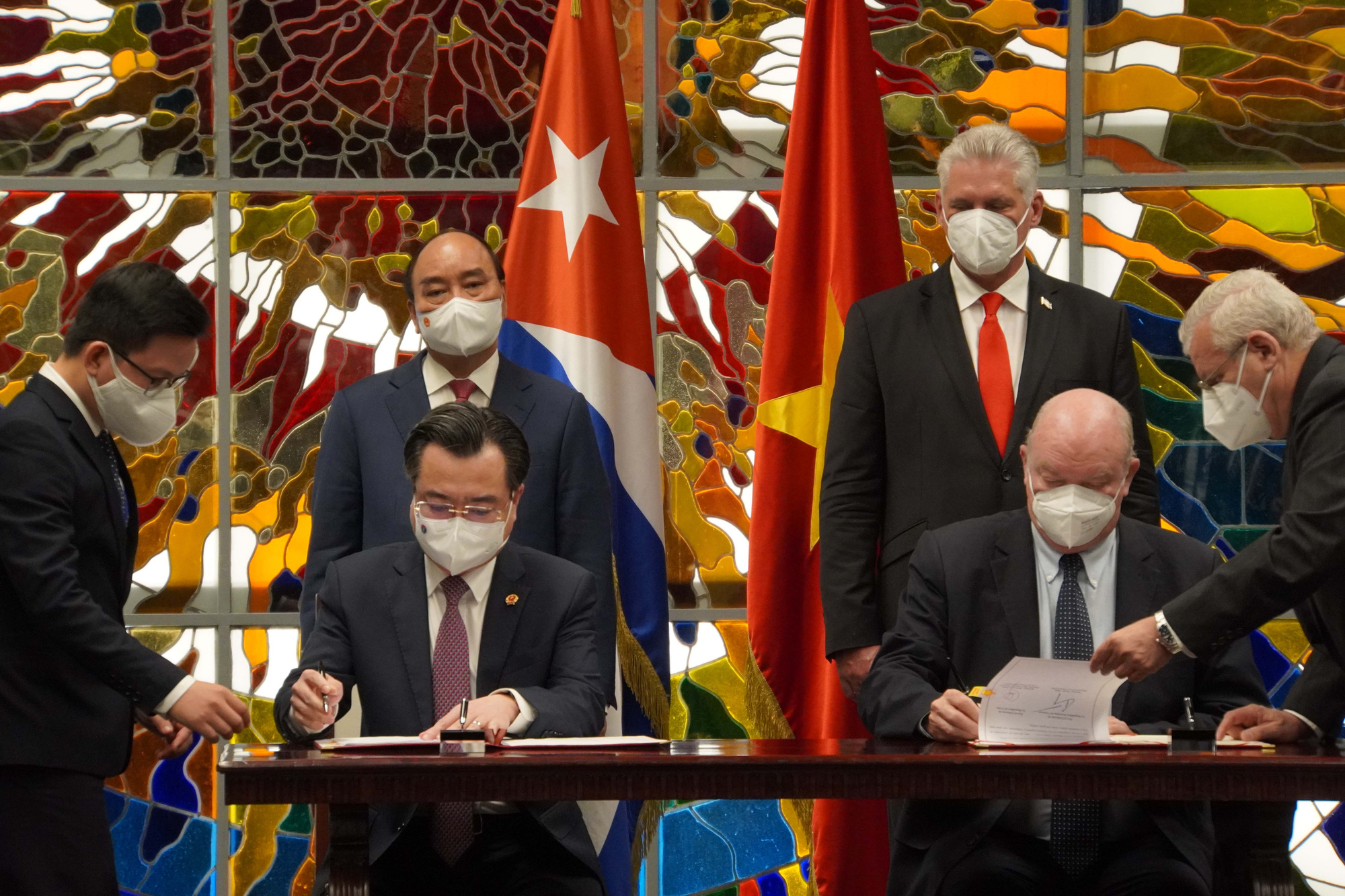 Chủ tịch nước Nguyễn Xuân Phúc được trao Huân chương José Marti cao quý nhất của Cuba - Ảnh 1. Chủ tịch nước Nguyễn Xuân Phúc được trao Huân chương José Marti cao quý nhất của Cuba - Ảnh 1.