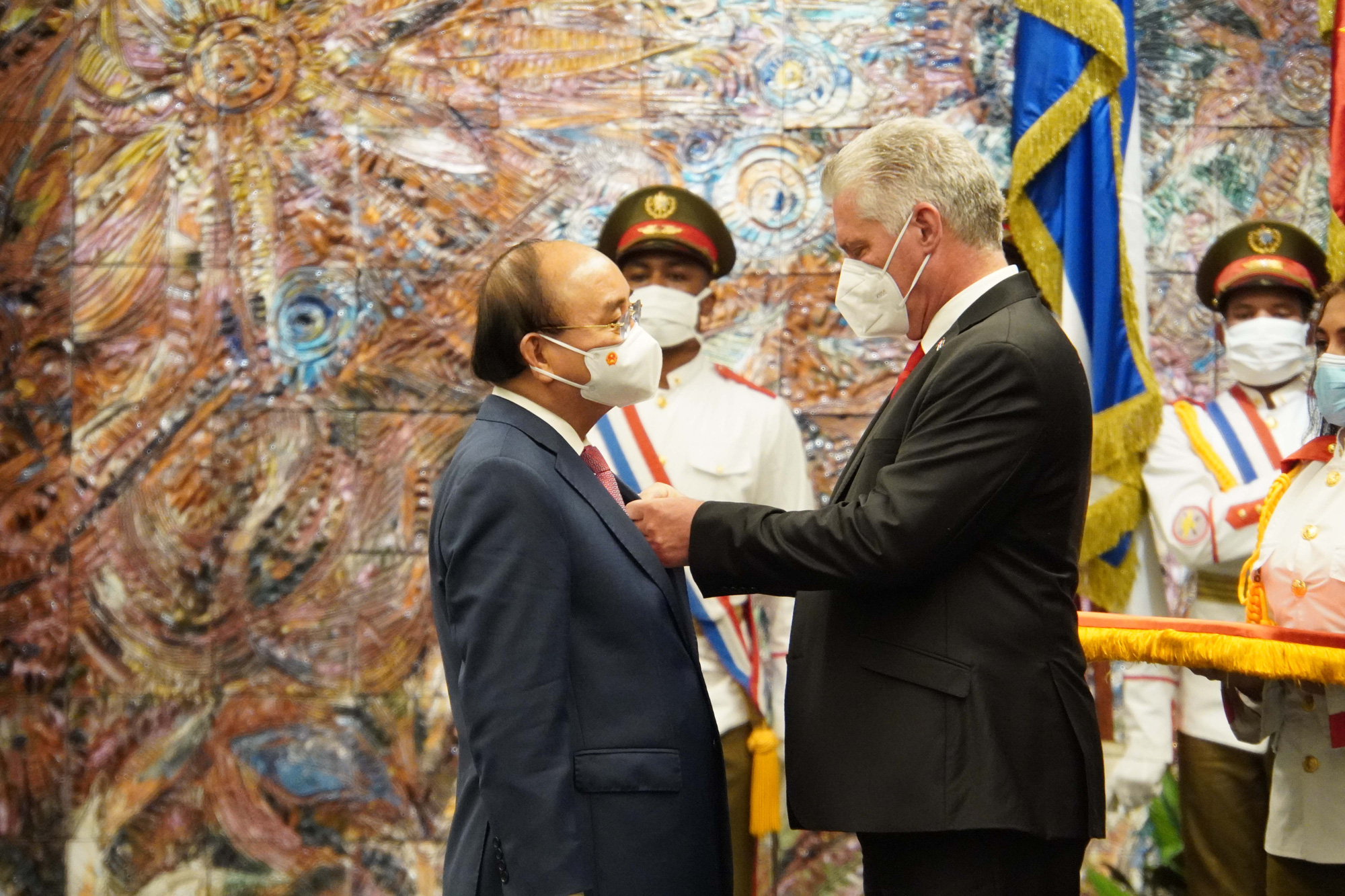 Chủ tịch nước Nguyễn Xuân Phúc được trao Huân chương José Marti cao quý nhất của Cuba - Ảnh 6. Chủ tịch nước Nguyễn Xuân Phúc được trao Huân chương José Marti cao quý nhất của Cuba - Ảnh 6.