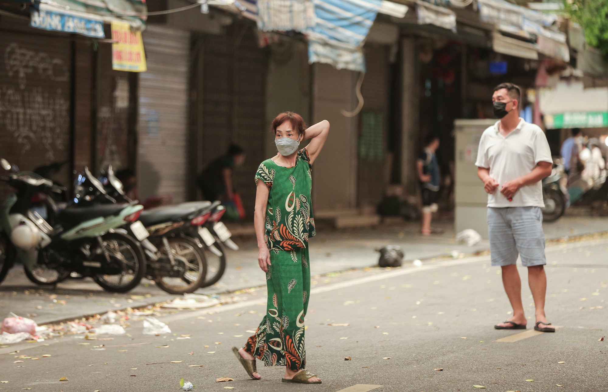 CLIP: Lập chốt chặn hai đầu phố Hàng Mã, kiểm soát người mua bán mặt hàng trung thu - Ảnh 10.
