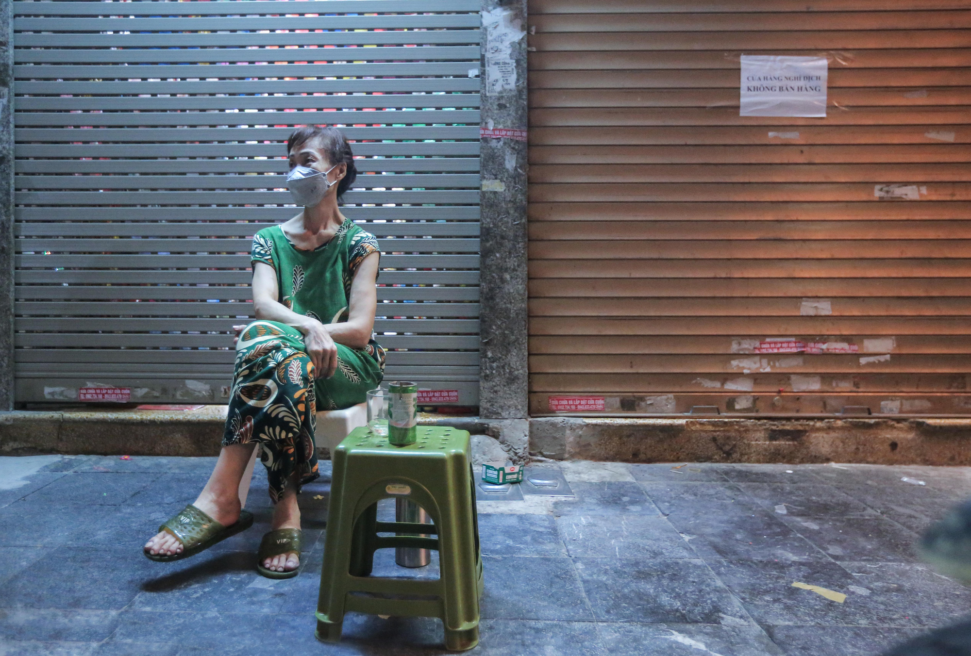 CLIP: Lập chốt chặn hai đầu phố Hàng Mã, kiểm soát người mua bán mặt hàng trung thu - Ảnh 8.