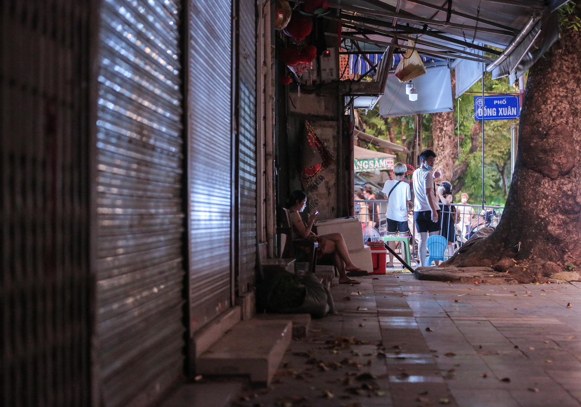 CLIP: Lập chốt chặn hai đầu phố Hàng Mã, kiểm soát người mua bán mặt hàng trung thu - Ảnh 7.