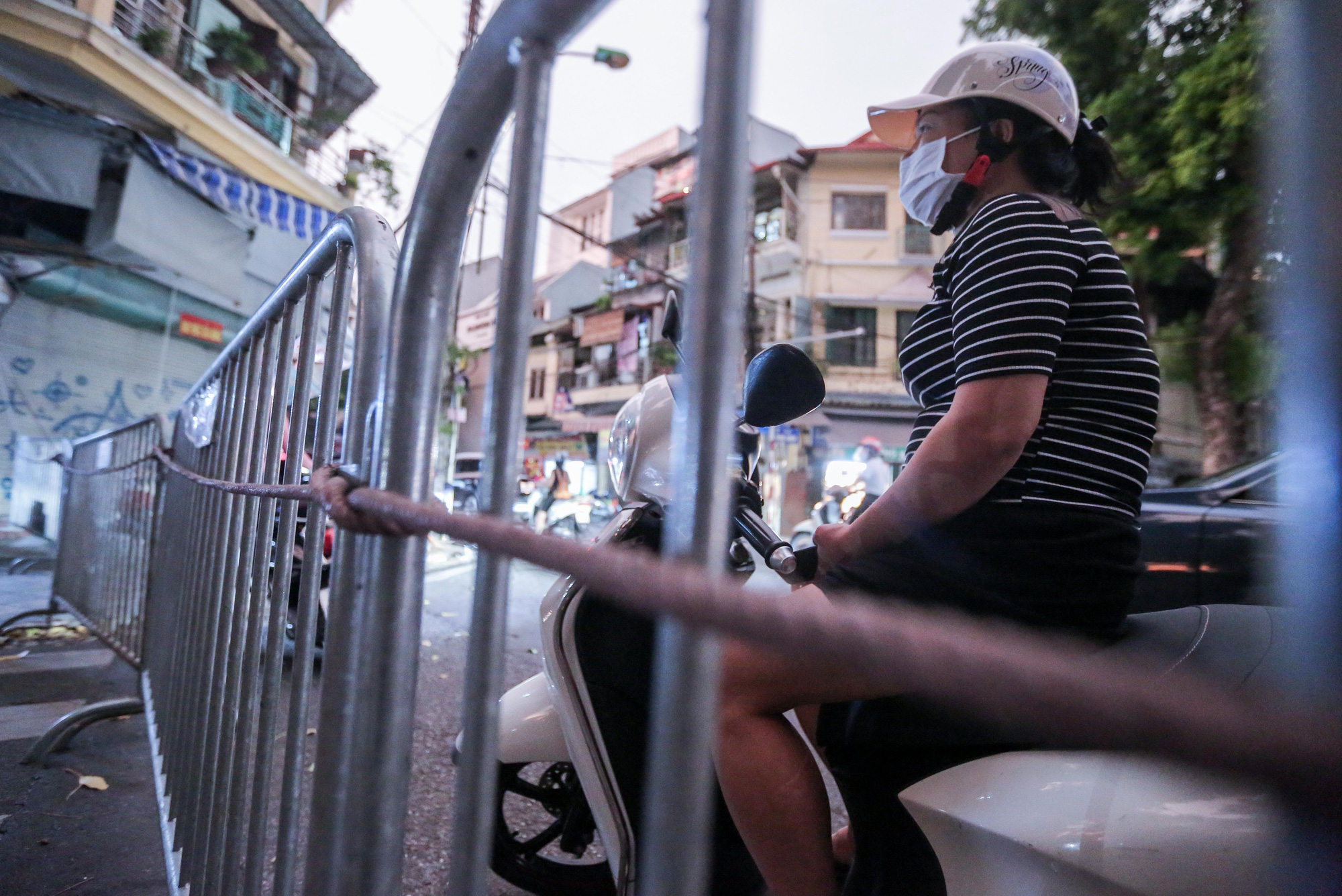 CLIP: Lập chốt chặn hai đầu phố Hàng Mã, kiểm soát người mua bán mặt hàng trung thu - Ảnh 12.