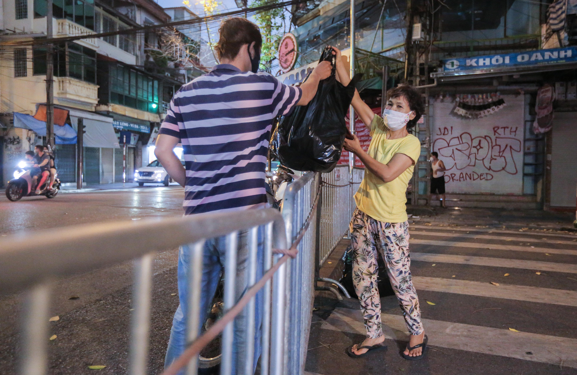 CLIP: Lập chốt chặn hai đầu phố Hàng Mã, kiểm soát người mua bán mặt hàng trung thu - Ảnh 13.