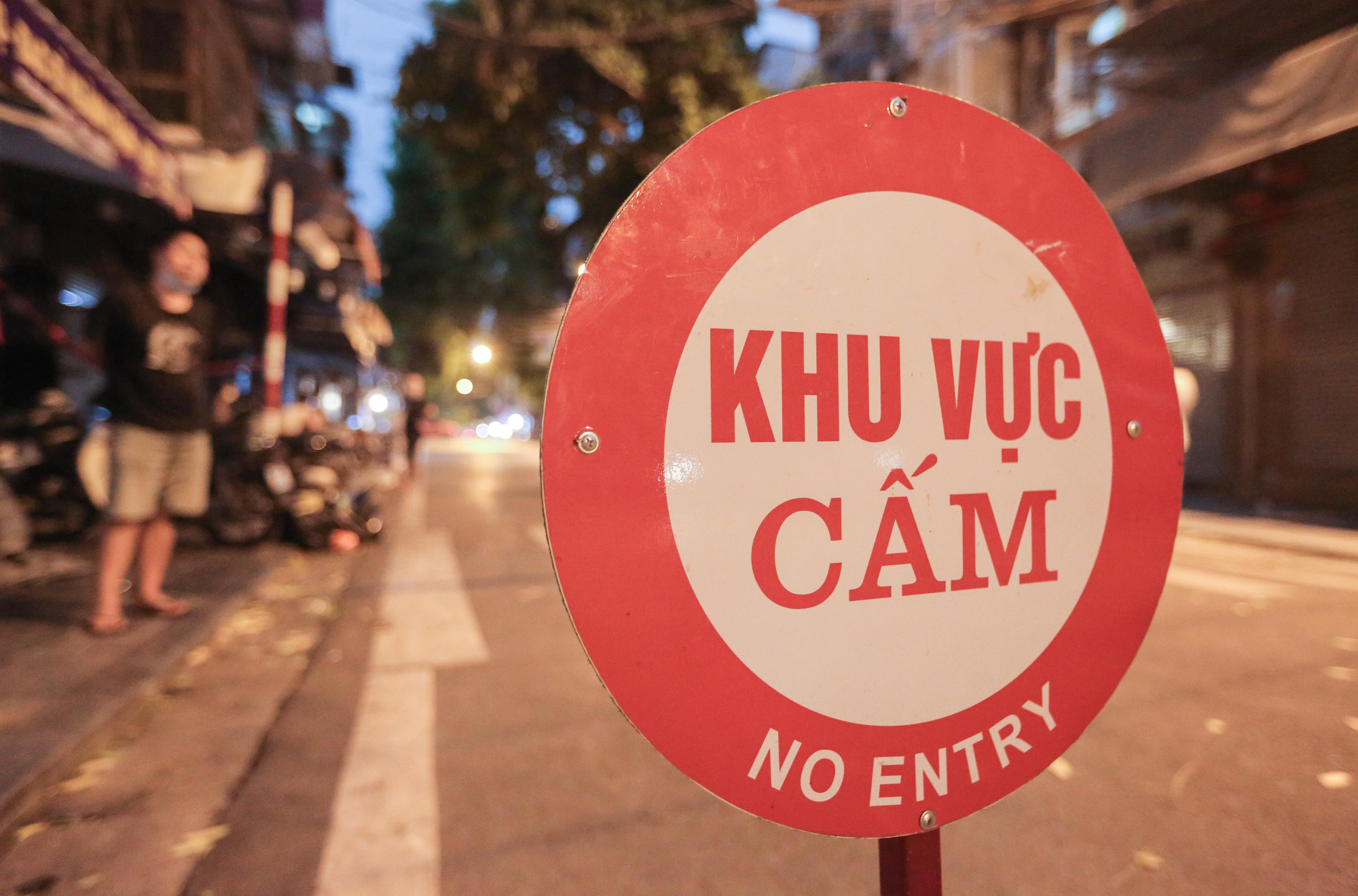 CLIP: Lập chốt chặn hai đầu phố Hàng Mã, kiểm soát người mua bán mặt hàng trung thu - Ảnh 4.