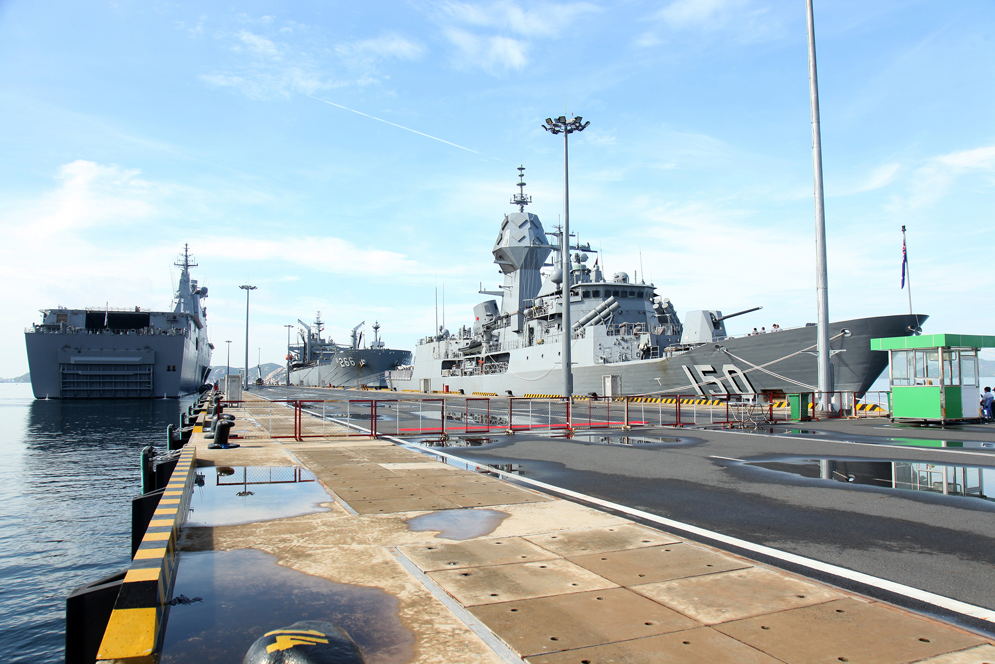 Nhóm tàu chiến Úc thăm Việt Nam - Ảnh 2.