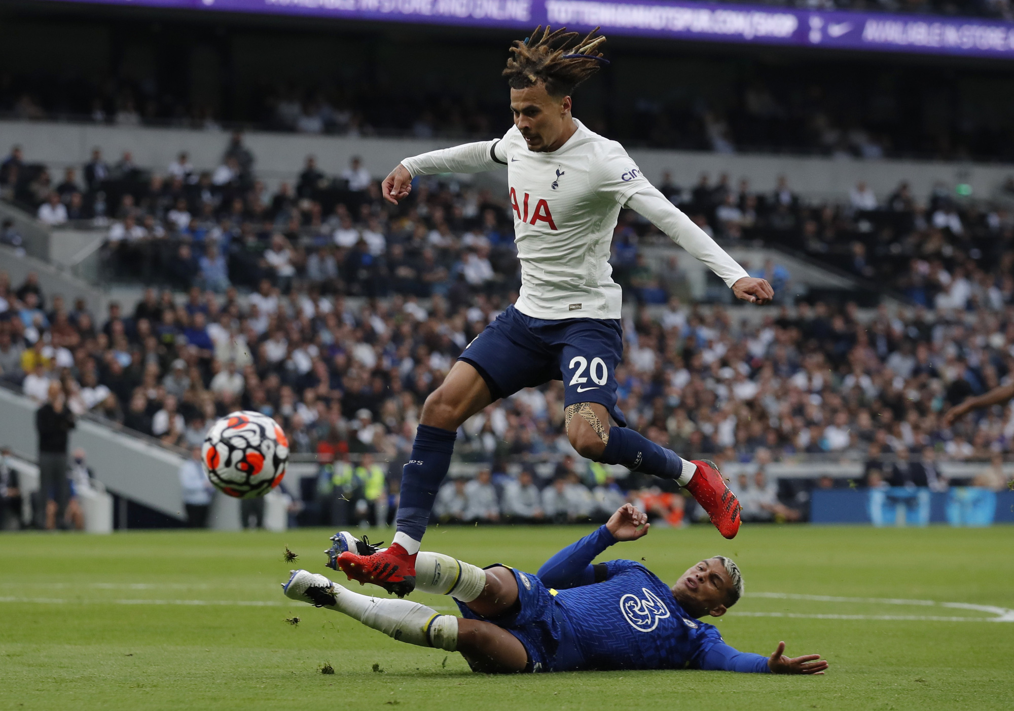 Tottenham thua tan tác sân nhà, Chelsea lên đỉnh bảng Ngoại hạng Anh - Ảnh 2.